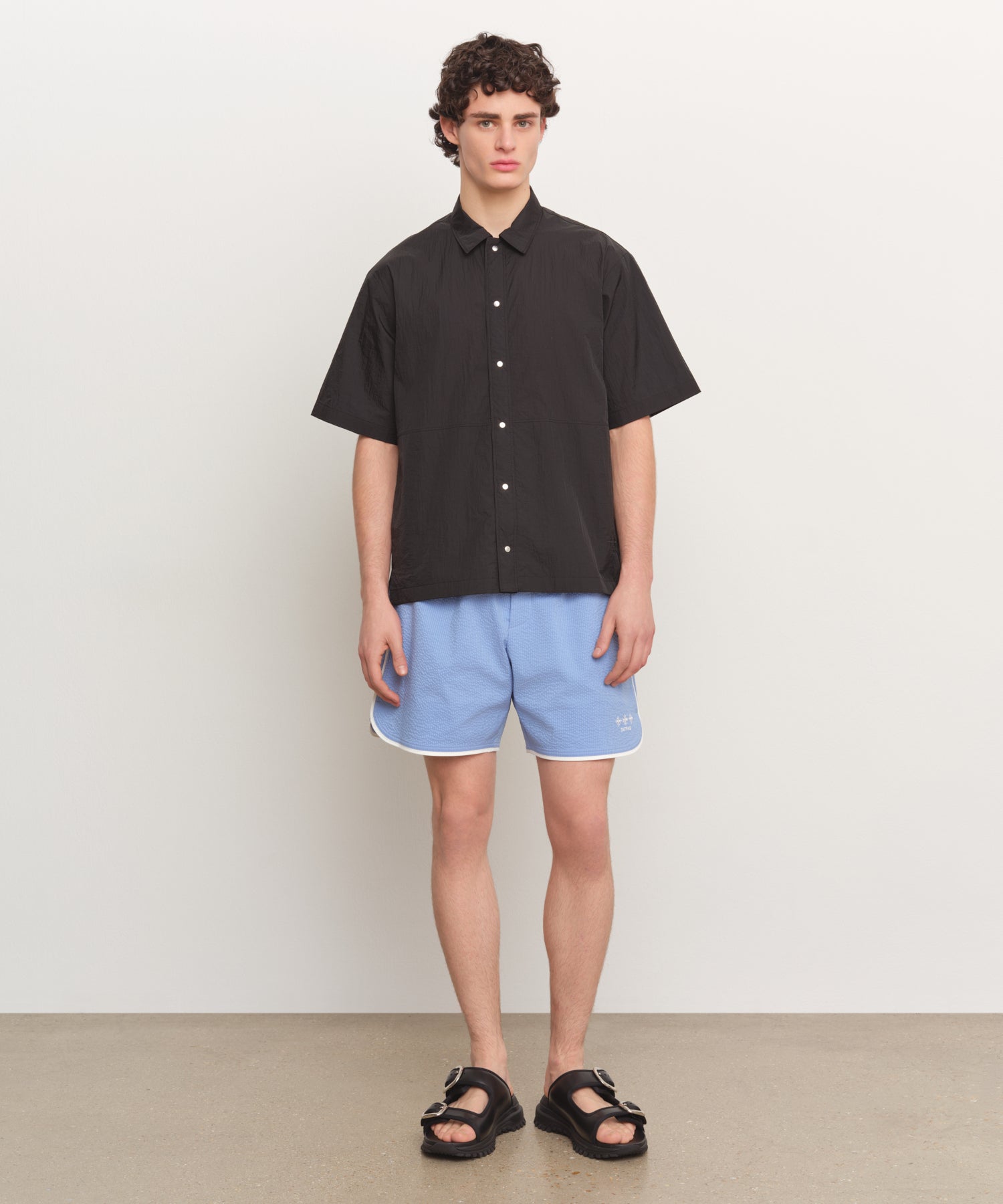 Il modello è alto 185 cm e indossa una taglia 3 in NERO.