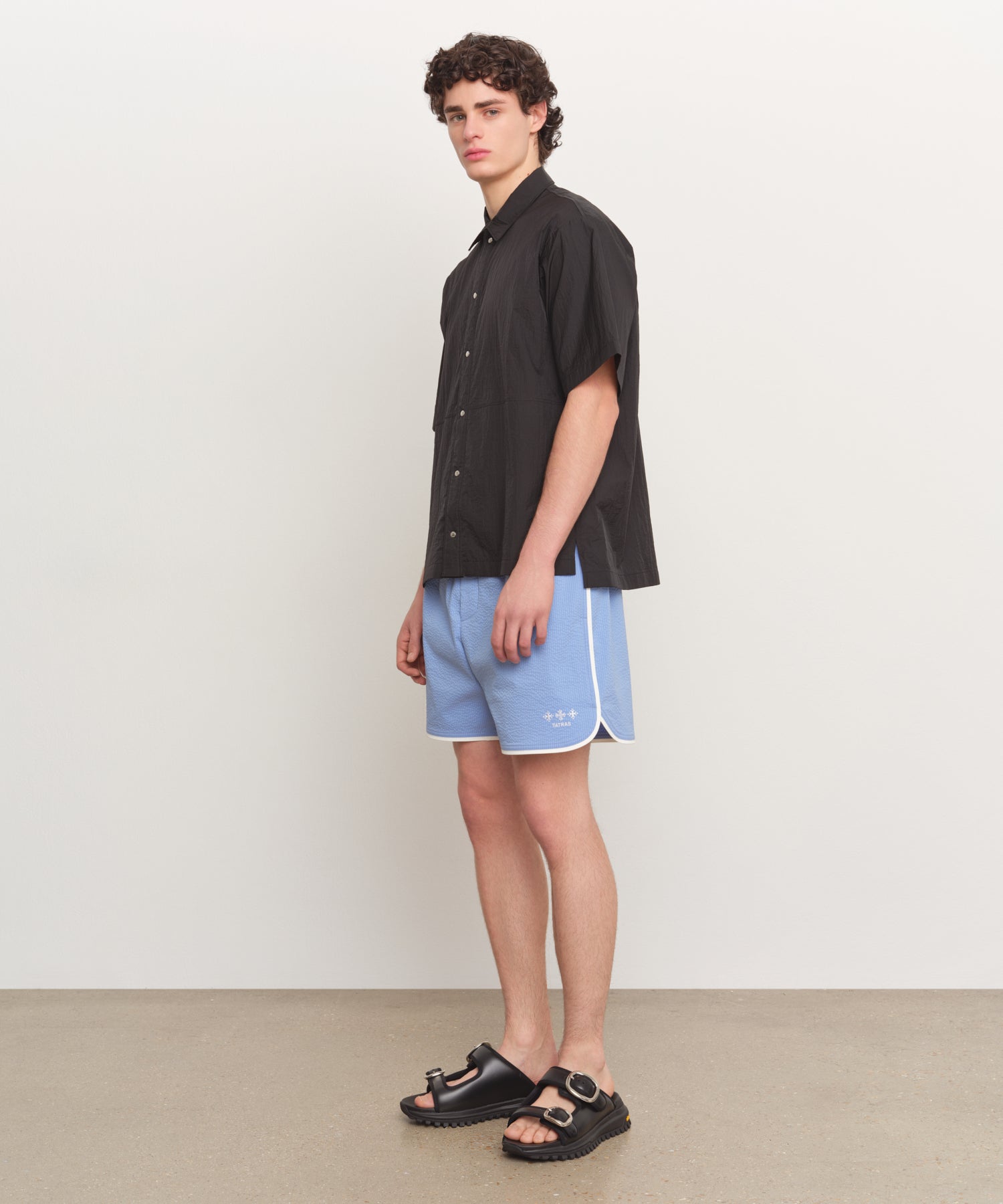 Il modello è alto 185 cm e indossa una taglia 3 in NERO.