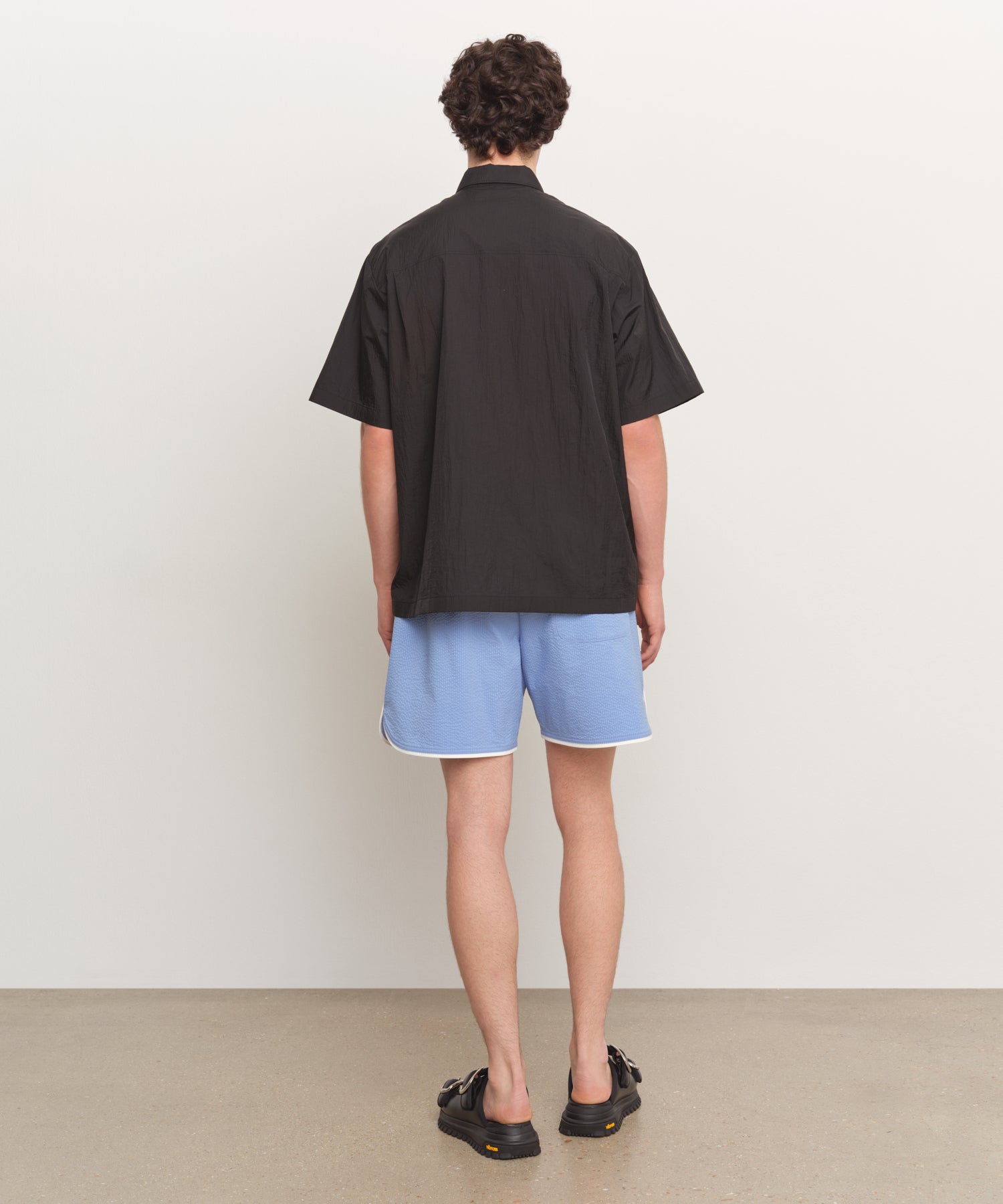Il modello è alto 185 cm e indossa una taglia 3 in NERO.
