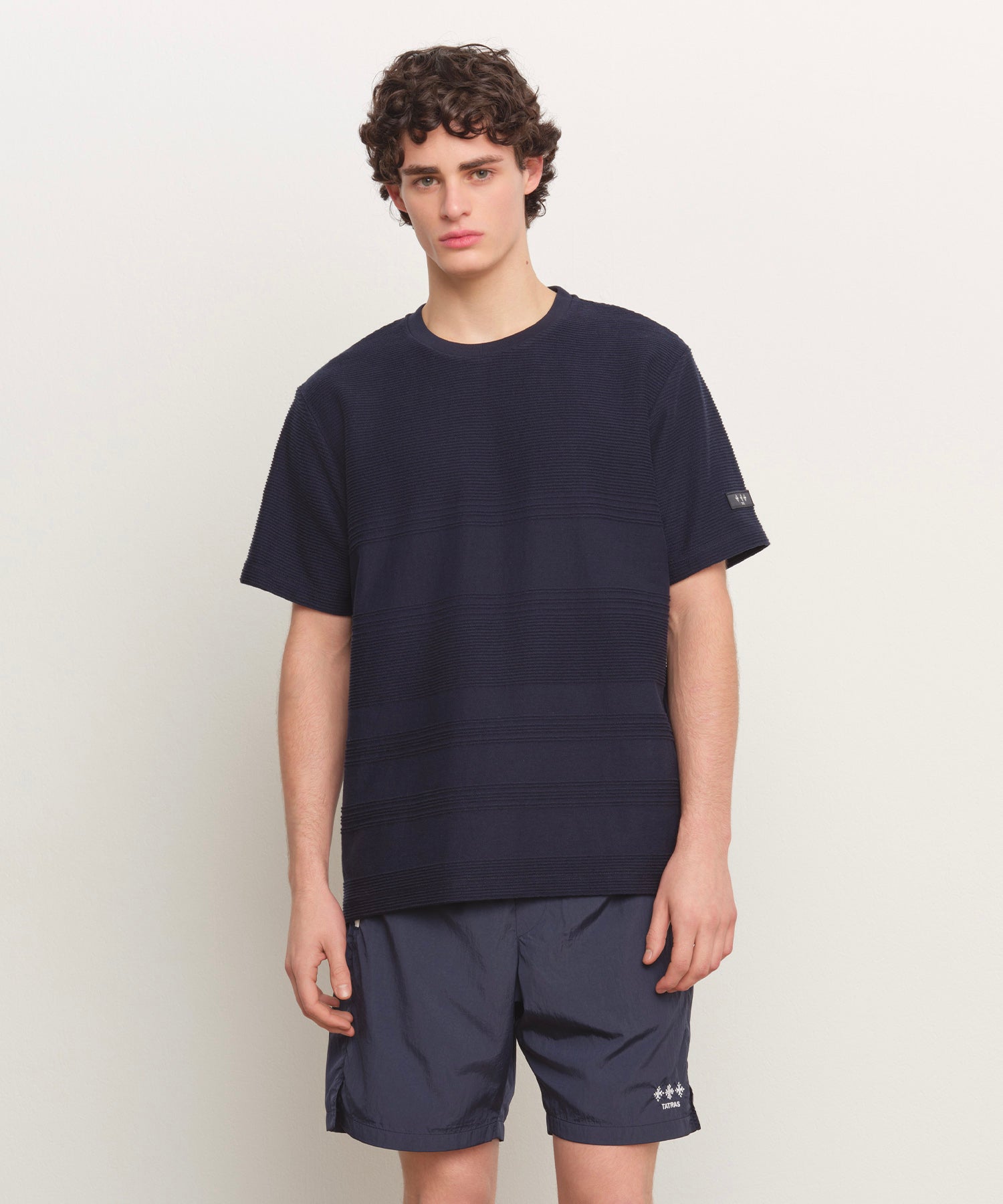 Il modello è alto 185 cm e indossa una taglia 3 in NAVY.