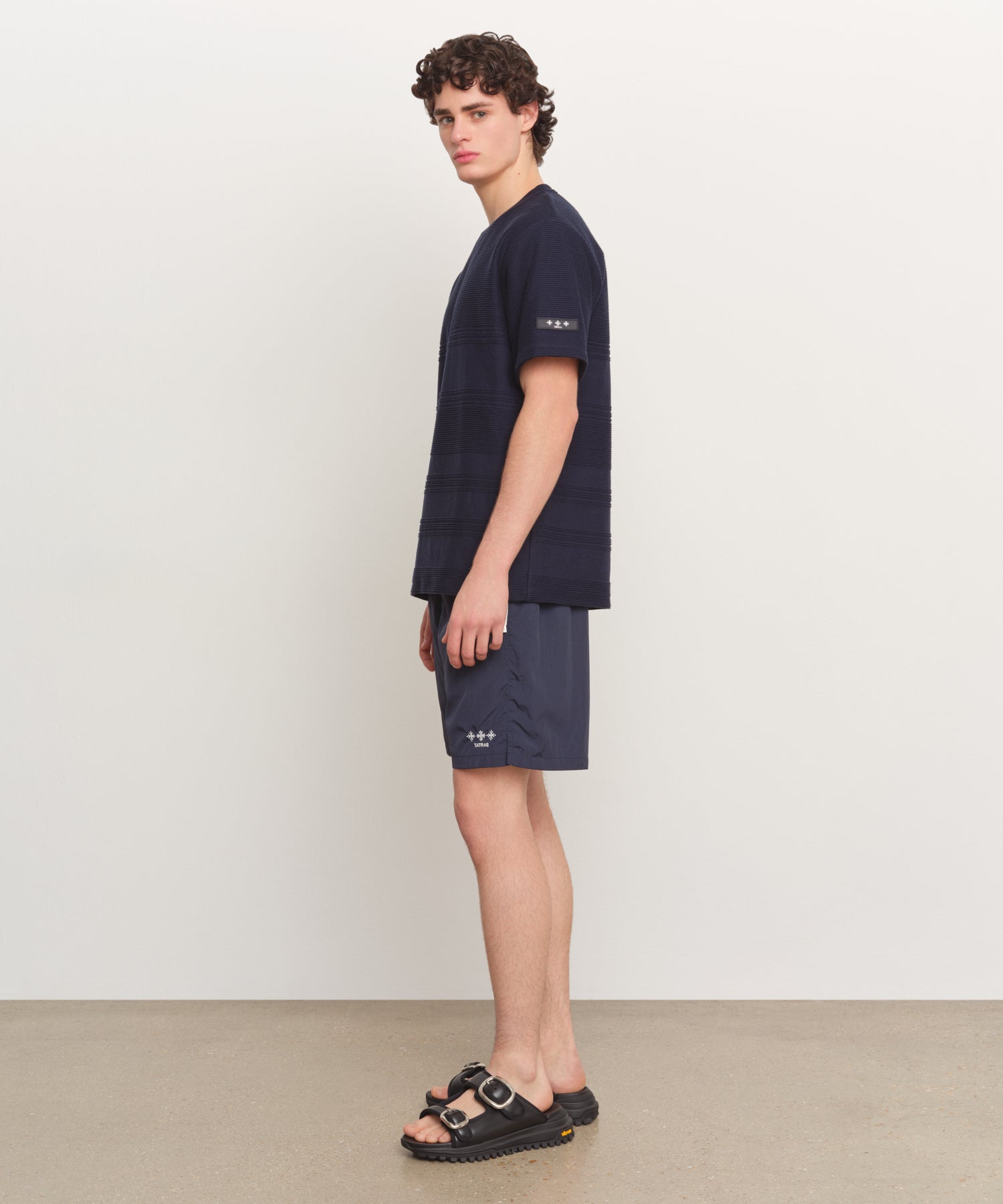 Il modello è alto 185 cm e indossa una taglia 3 in NAVY.
