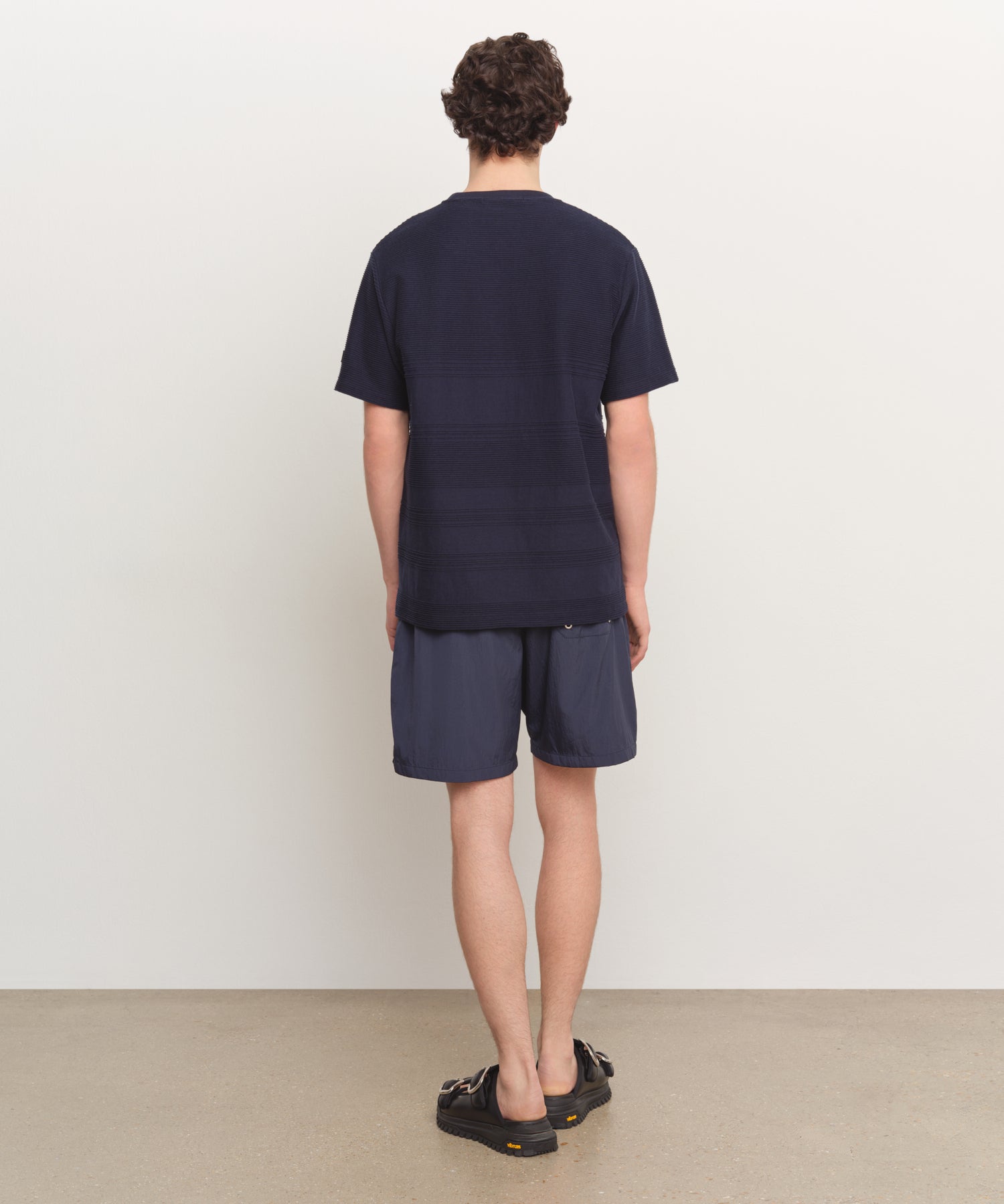 Il modello è alto 185 cm e indossa una taglia 3 in NAVY.