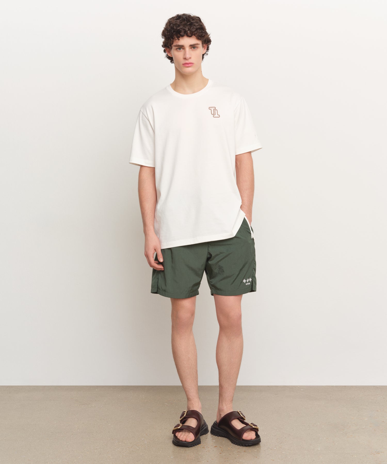 Il modello è alto 185 cm e indossa una taglia 3 in BIANCO.