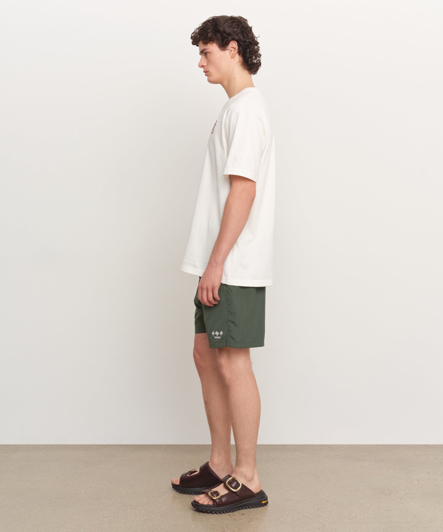 Il modello è alto 185 cm e indossa una taglia 3 in BIANCO.