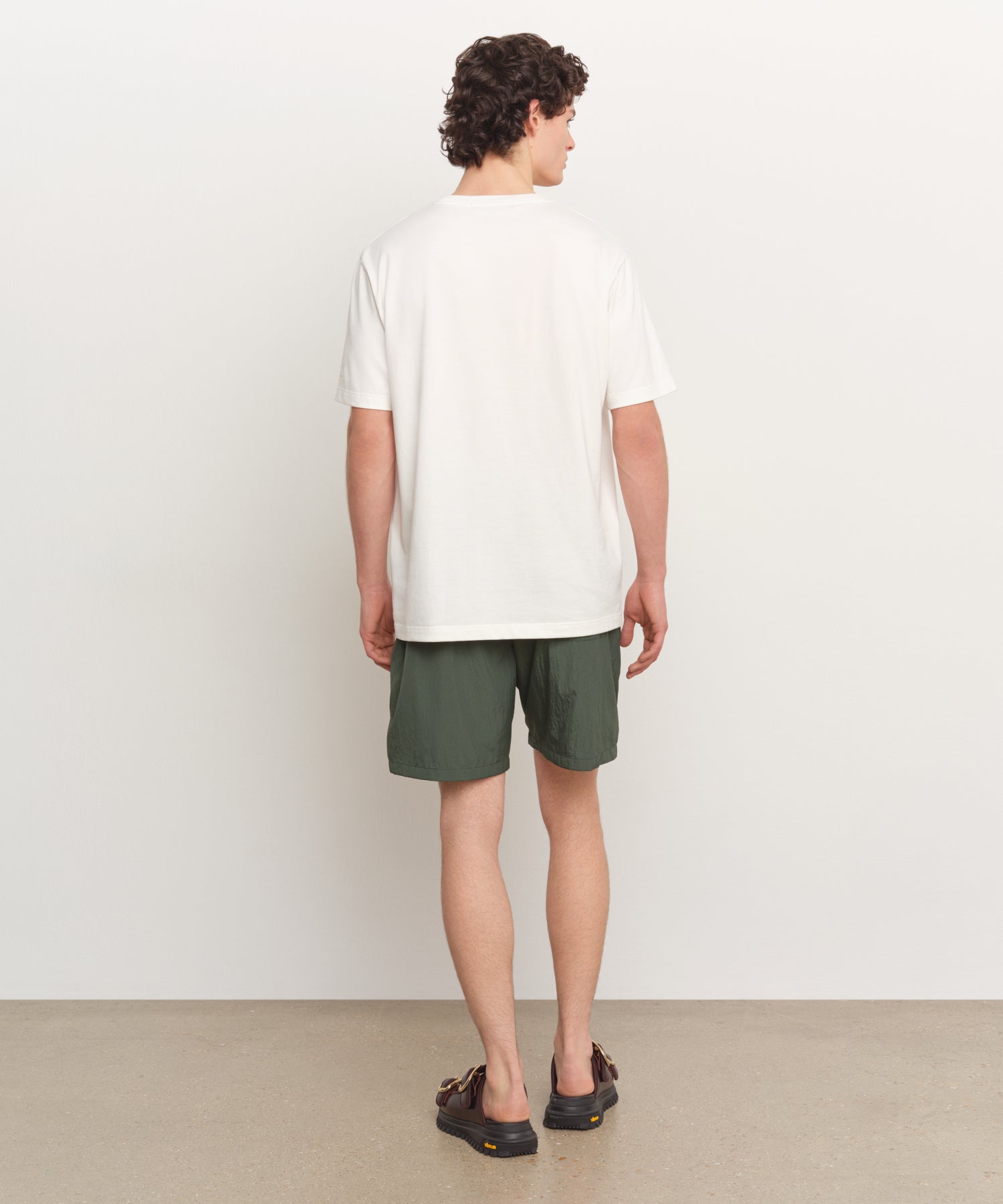 Il modello è alto 185 cm e indossa una taglia 3 in BIANCO.