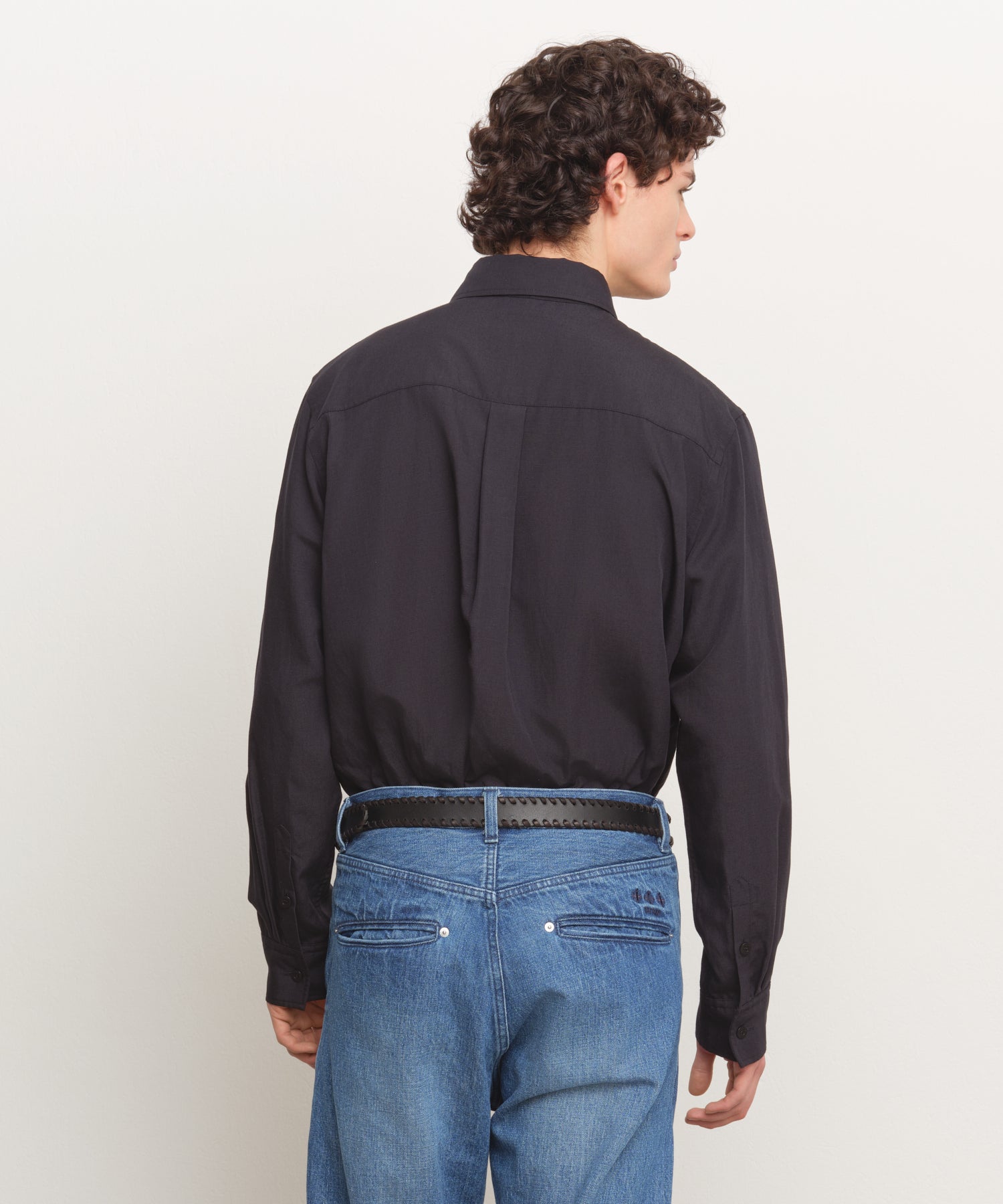 The model is 185 cm tall and is wearing a free size in BLACK.