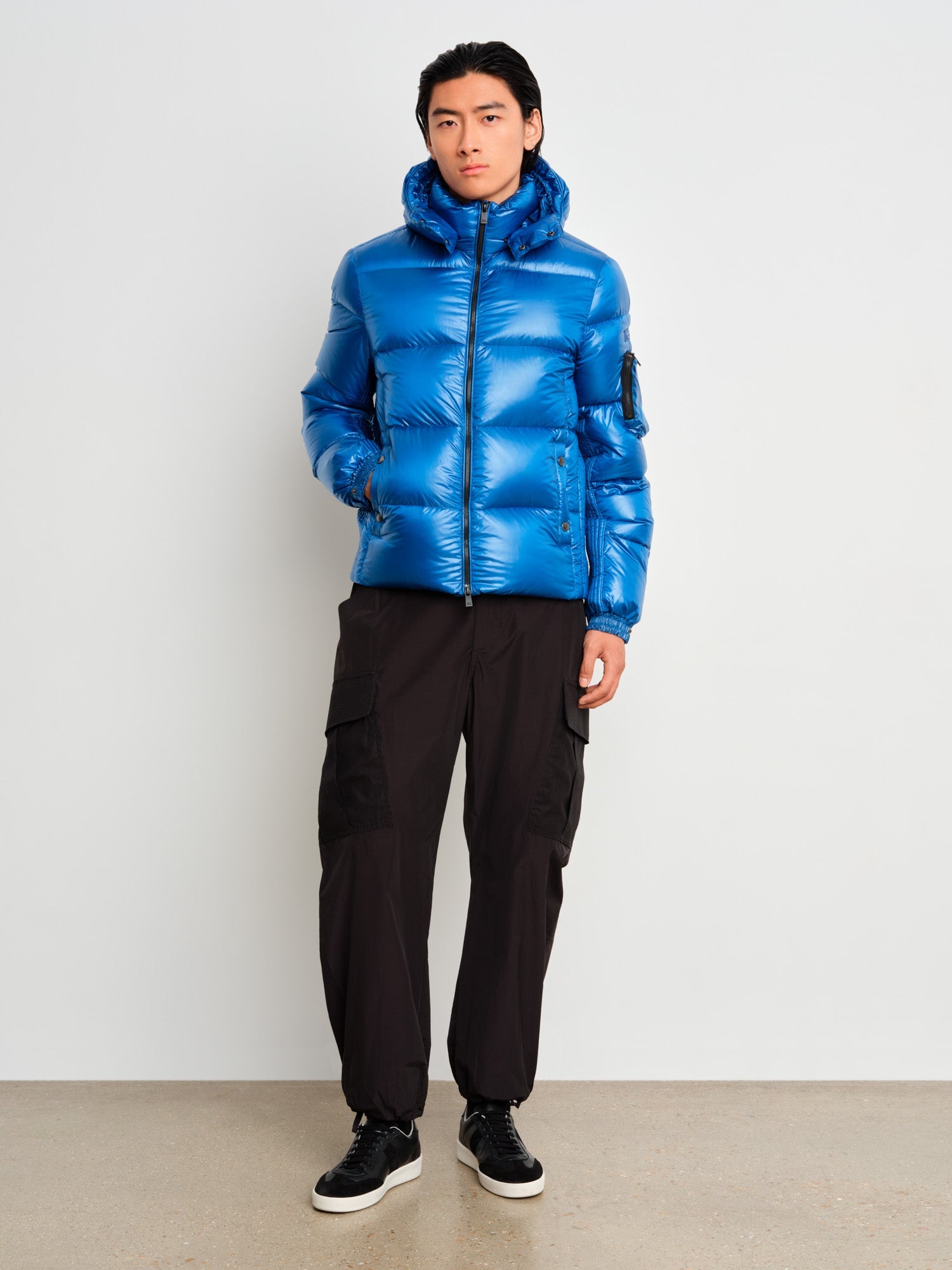 The model is 187 cm tall and is wearing a size 3 in Blue.