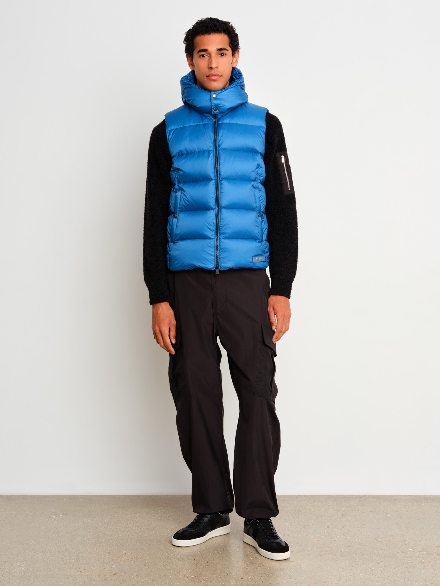 The model is 187 cm tall and is wearing a size 3 in Blue.