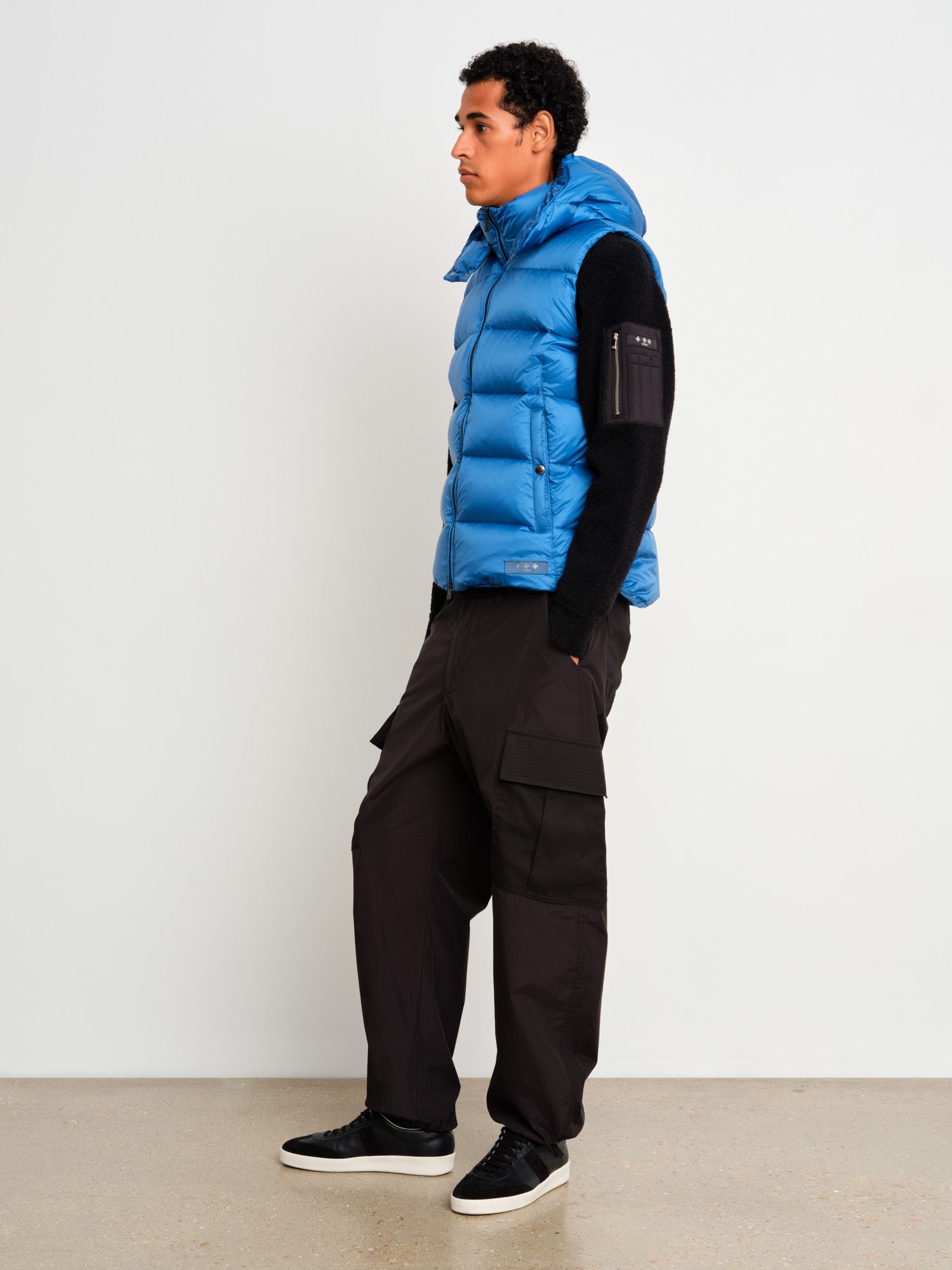 The model is 187 cm tall and is wearing a size 3 in Blue.