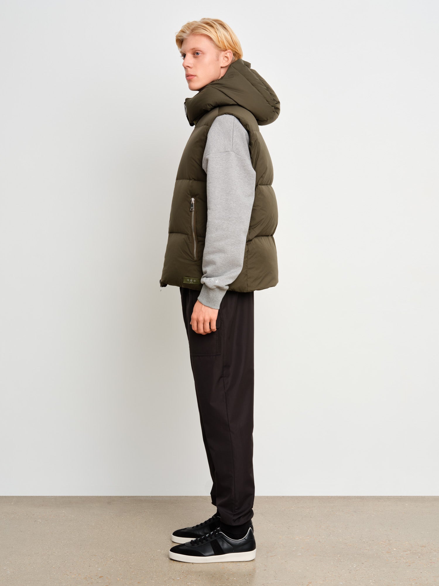 The model is 187 cm tall and is wearing a size 3 in Khaki.