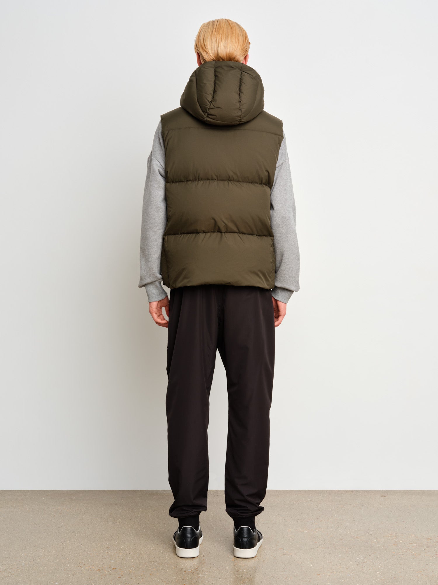 The model is 187 cm tall and is wearing a size 3 in Khaki.