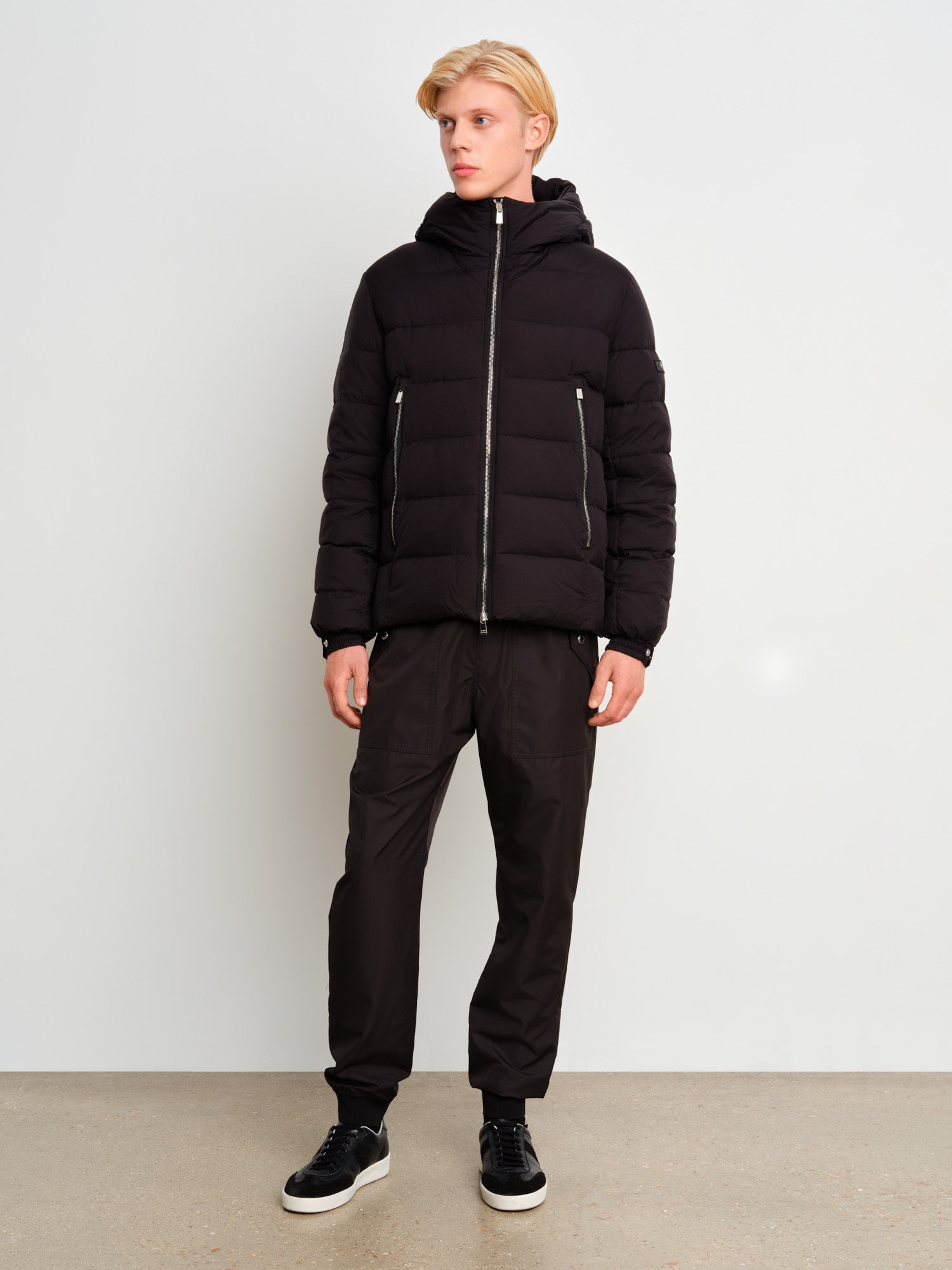 The model is 187 cm tall and is wearing a size 3 in Black.