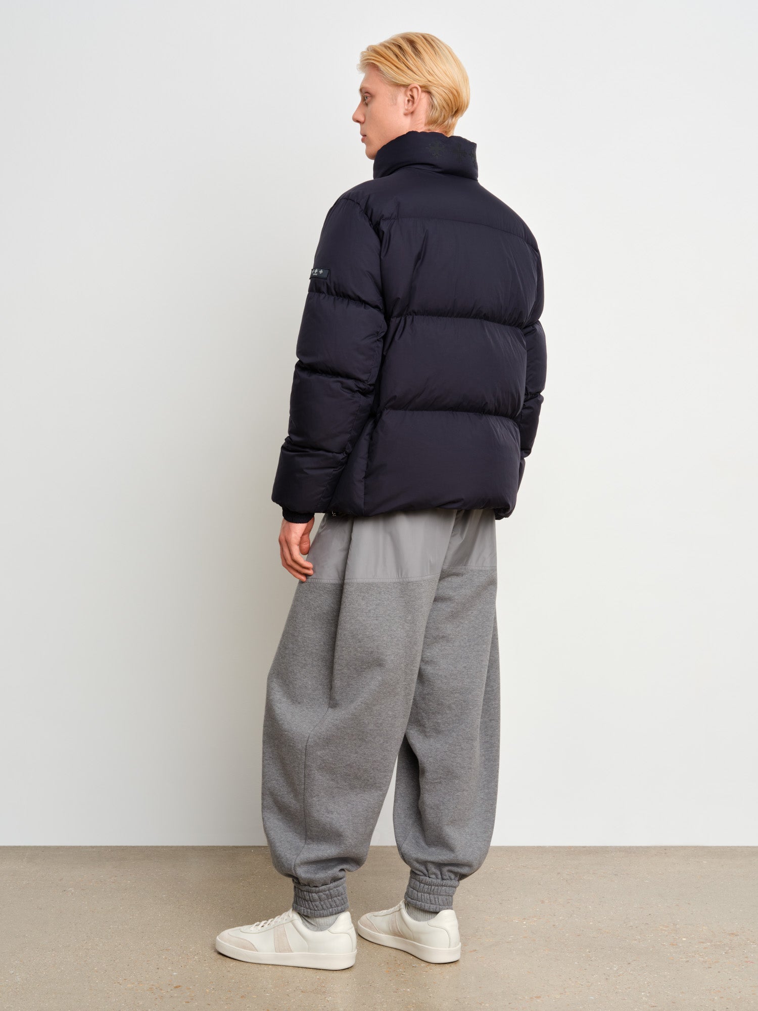 The model is 187 cm tall and is wearing a size 3 in Navy.