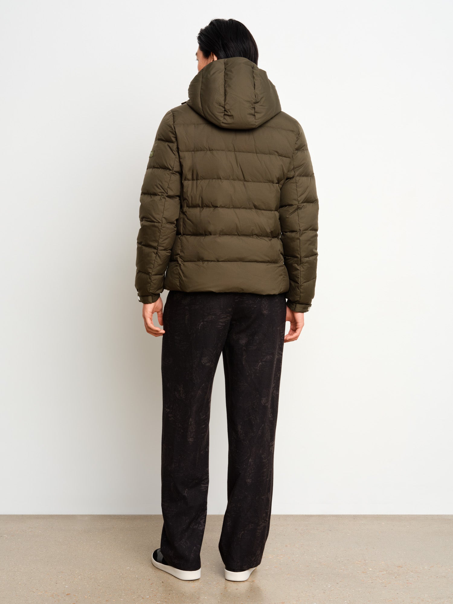 The model is 187 cm tall and is wearing a size 3 in Khaki.