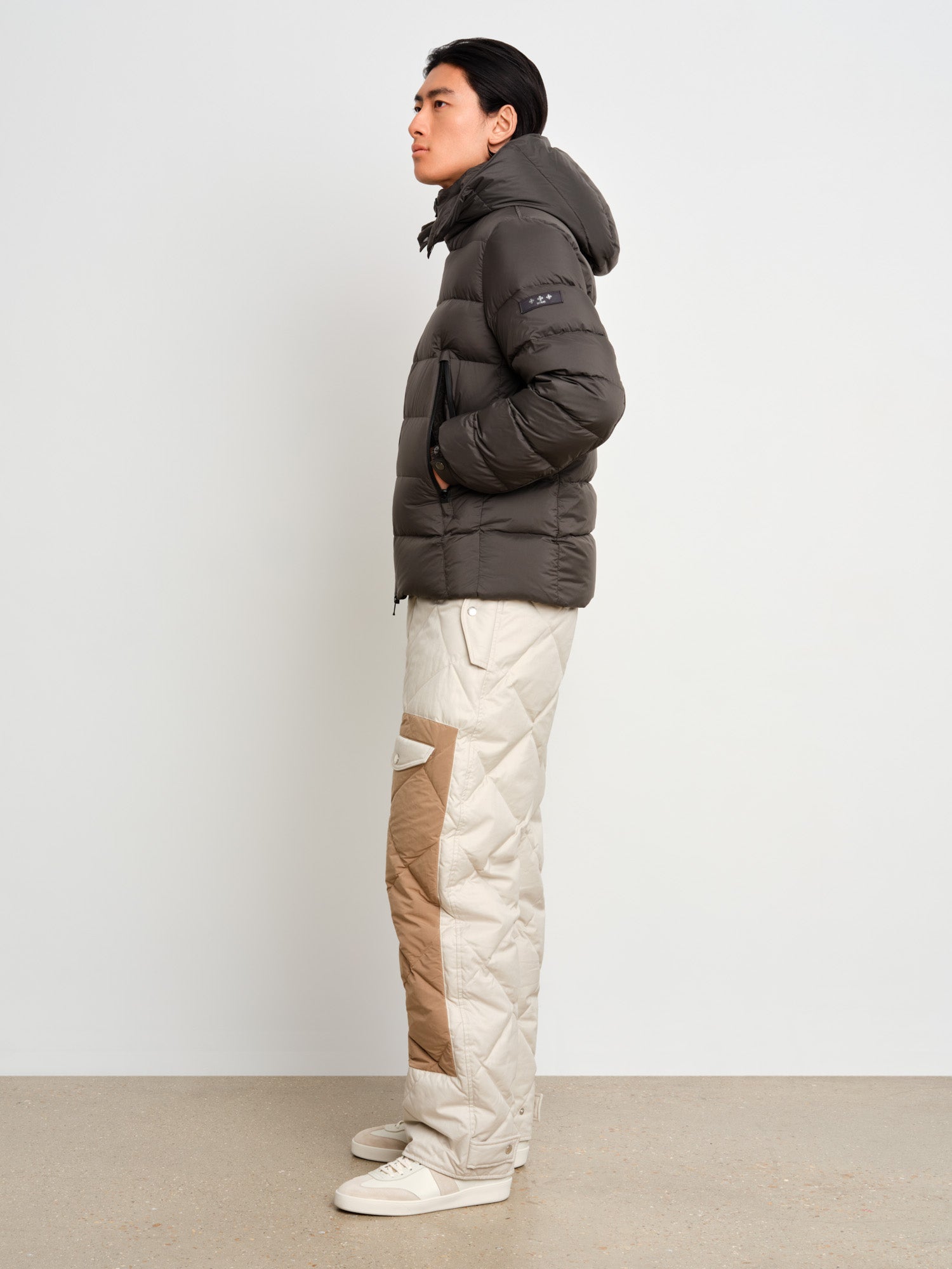 The model is 187 cm tall and is wearing a size 3 in Charcoal Gray.