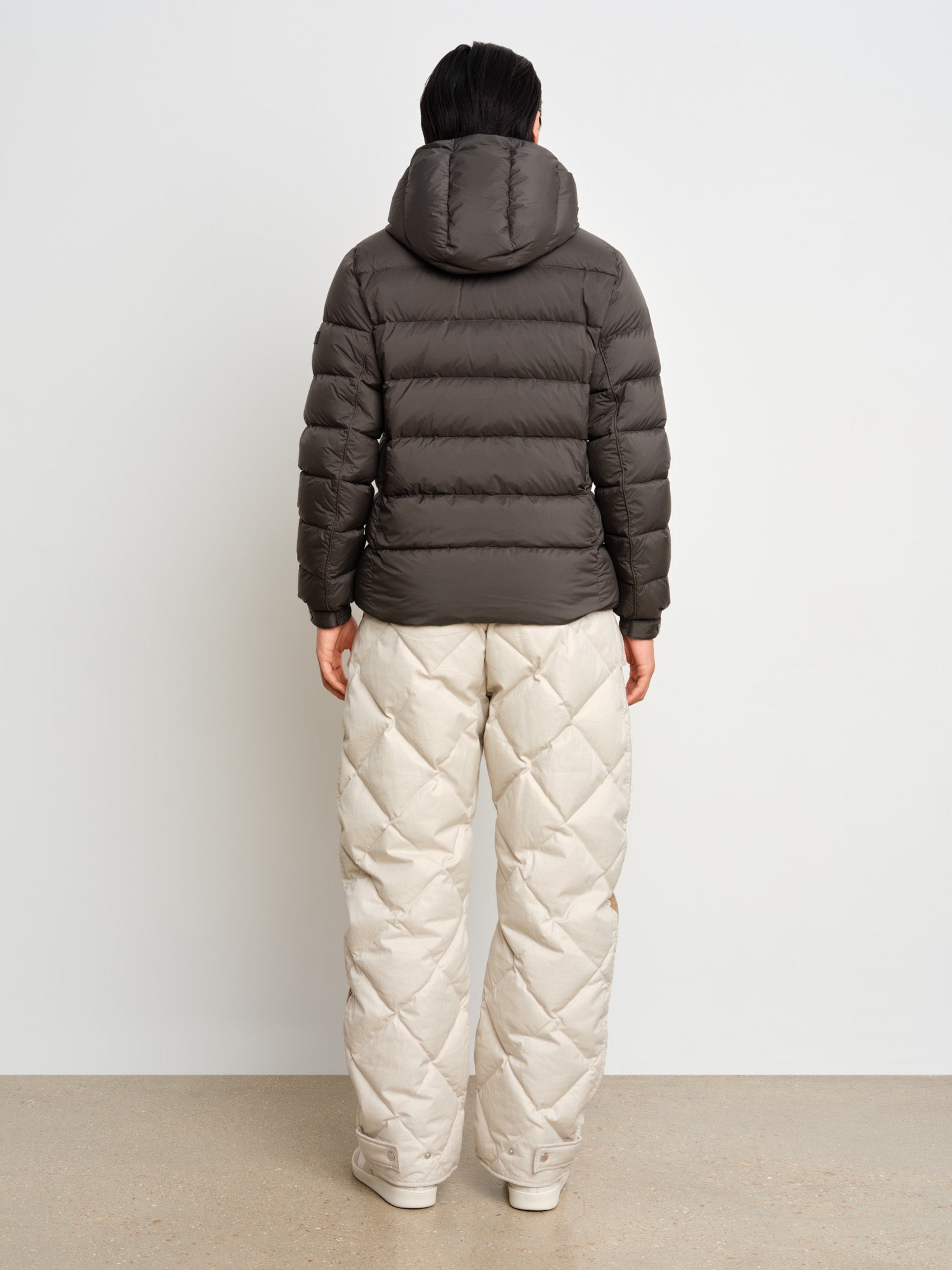 The model is 187 cm tall and is wearing a size 3 in Charcoal Gray.