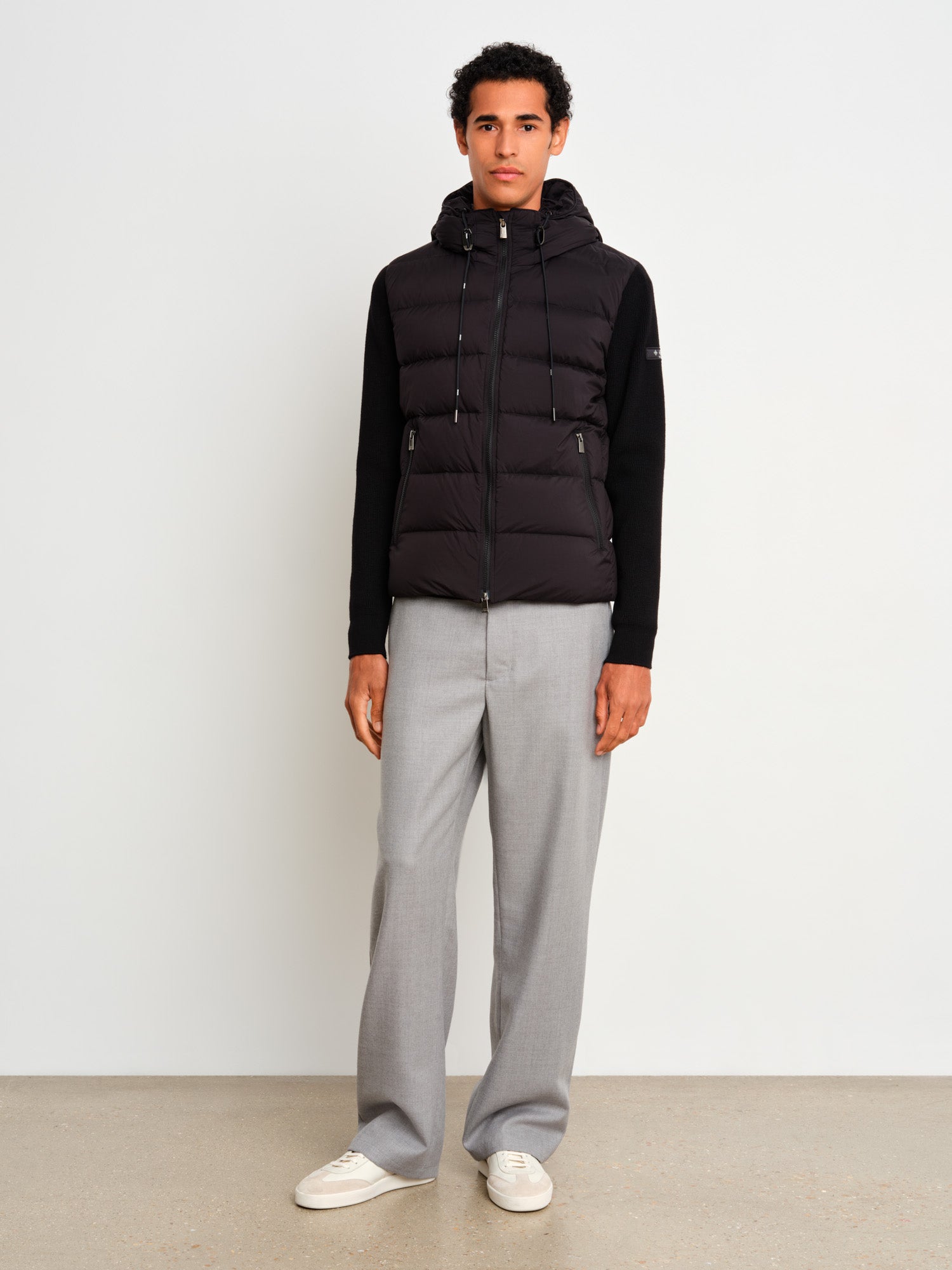 The model is 187 cm tall and is wearing a size 3 in Black.