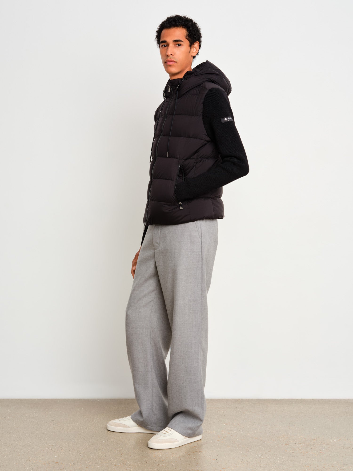 The model is 187 cm tall and is wearing a size 3 in Black.