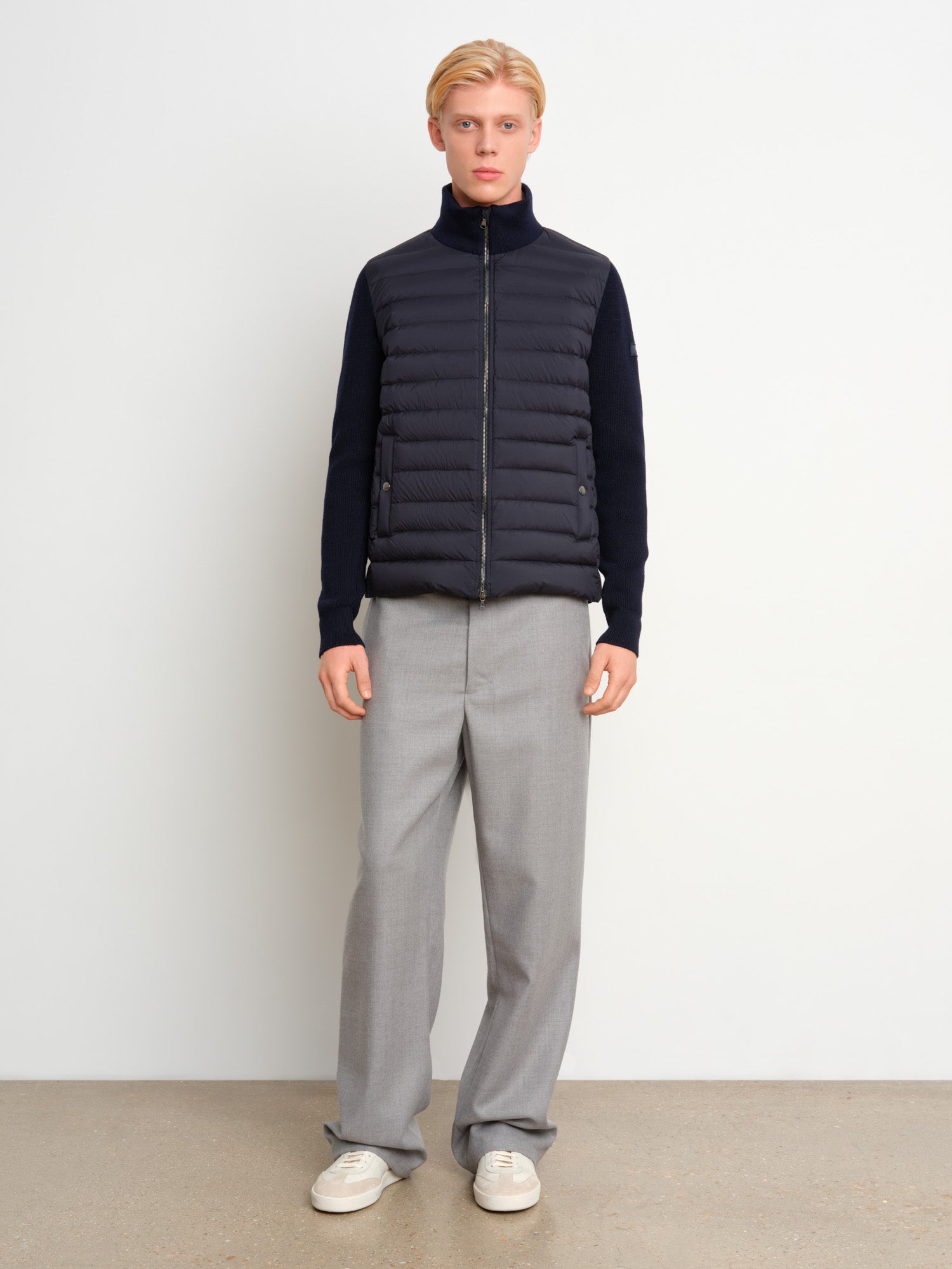 The model is 187 cm tall and is wearing a size 3 in Navy.