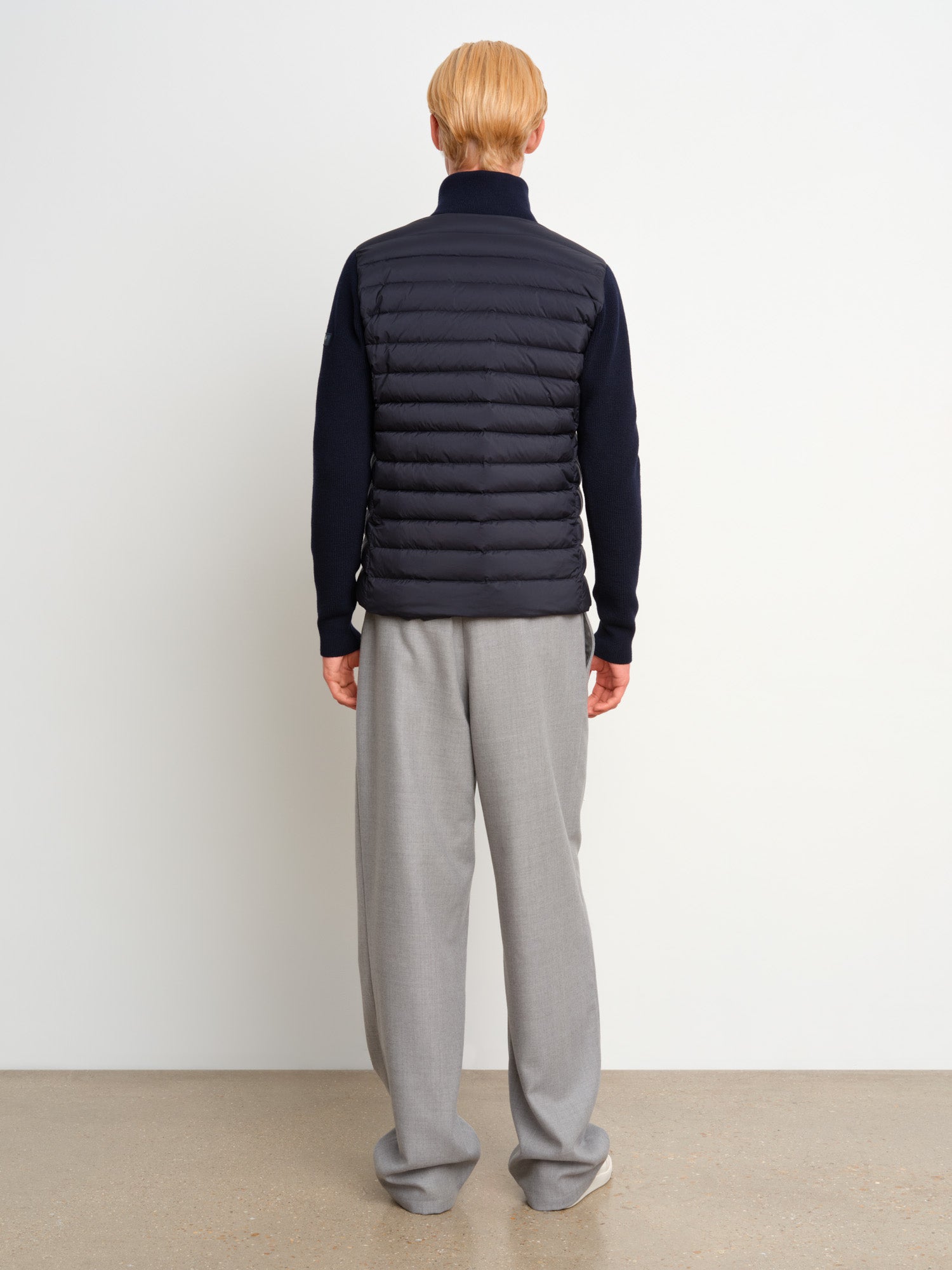 The model is 187 cm tall and is wearing a size 3 in Navy.