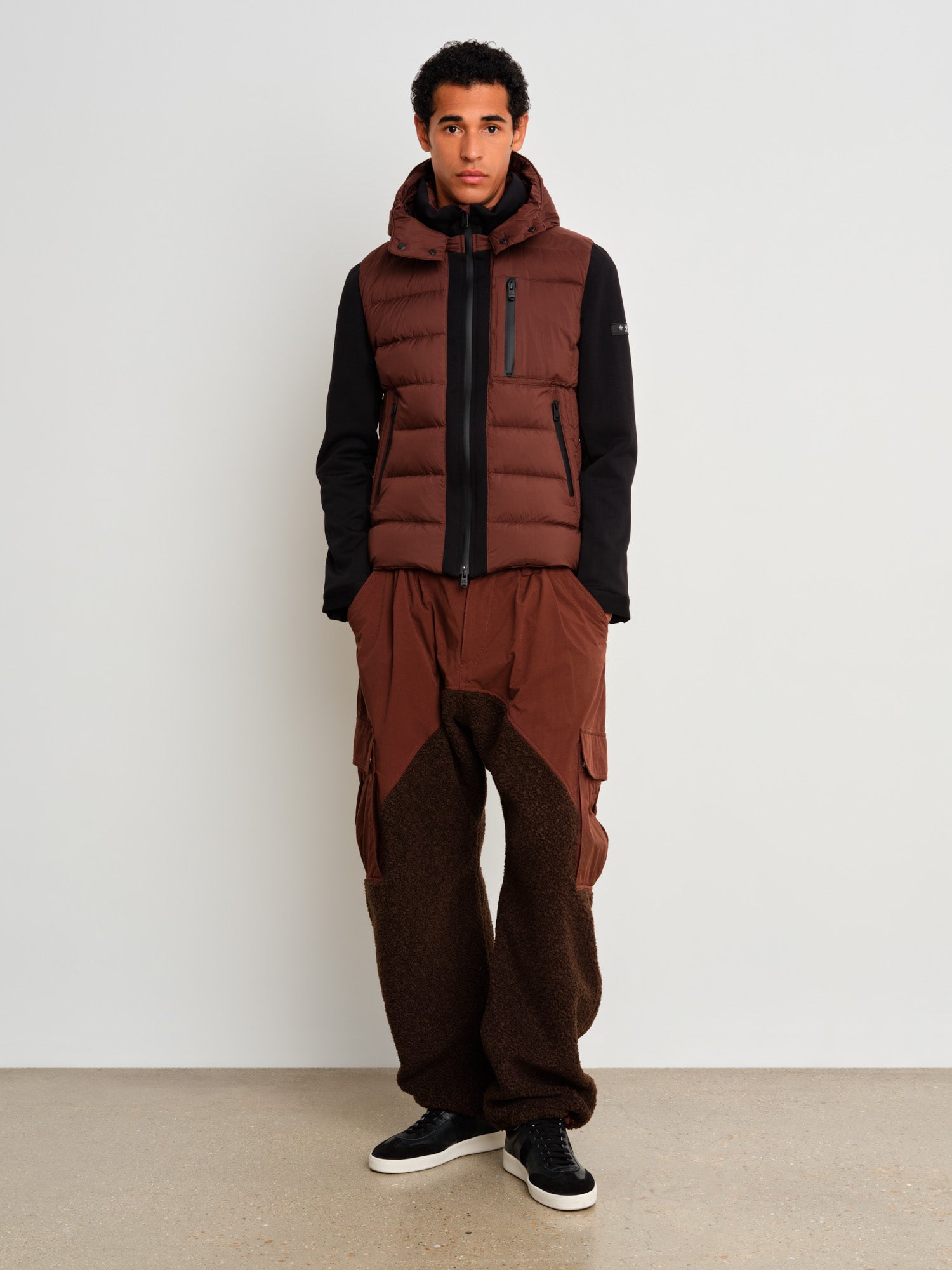 The model is 187 cm tall and is wearing a size 3 in Brown.