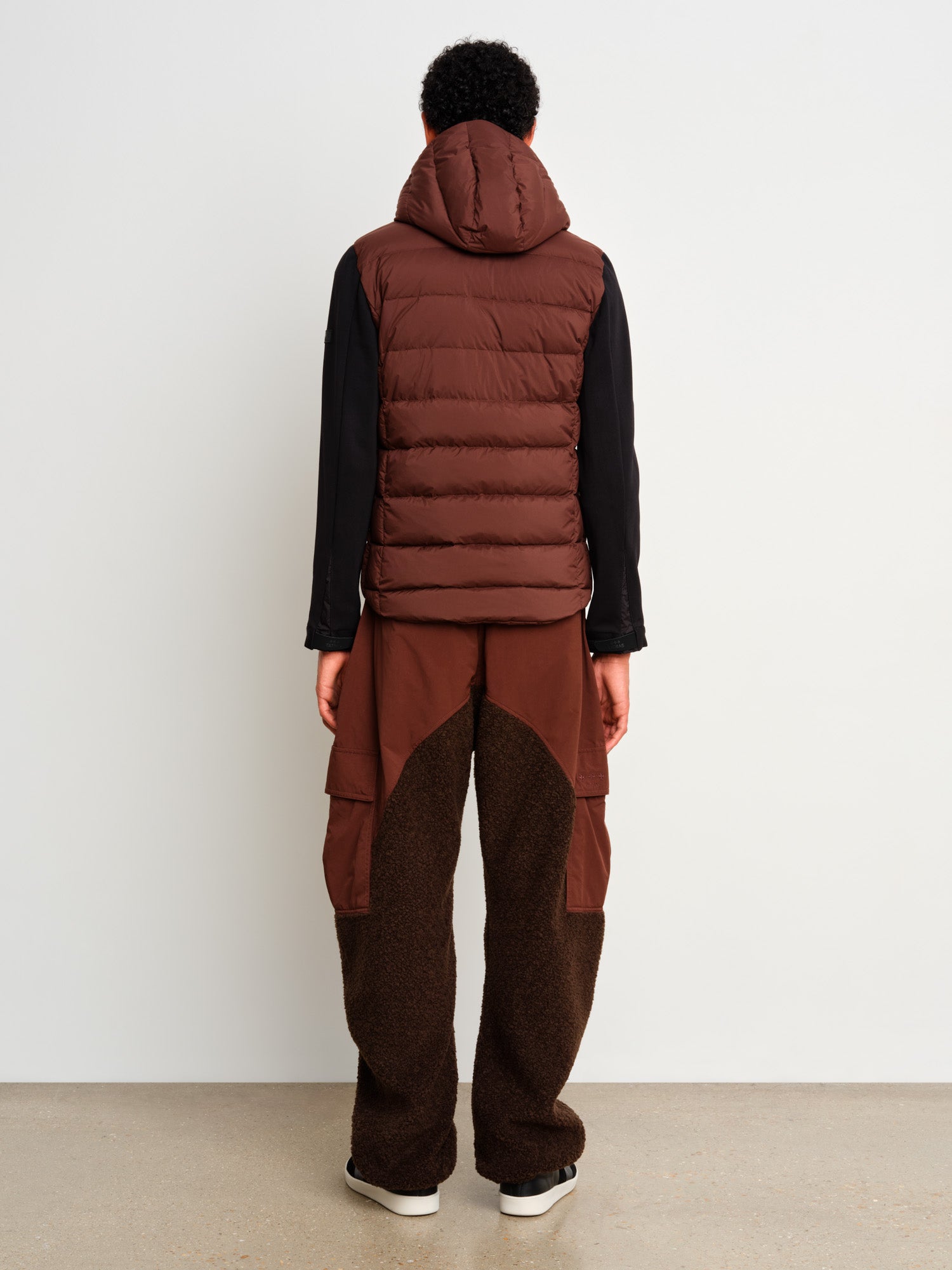 The model is 187 cm tall and is wearing a size 3 in Brown.