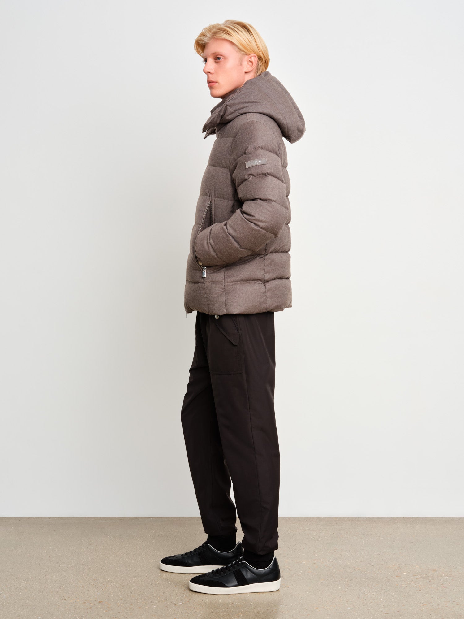 The model is 187 cm tall and is wearing a size 3 in Mocha.