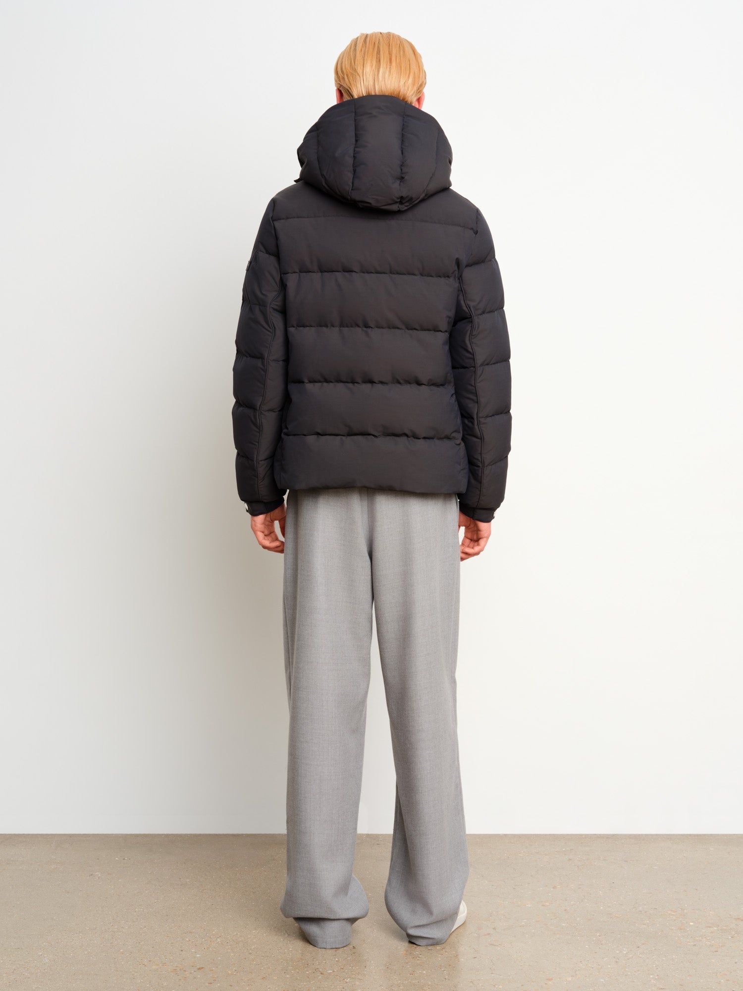 The model is 187 cm tall and is wearing a size 3 in Charcoal Gray.