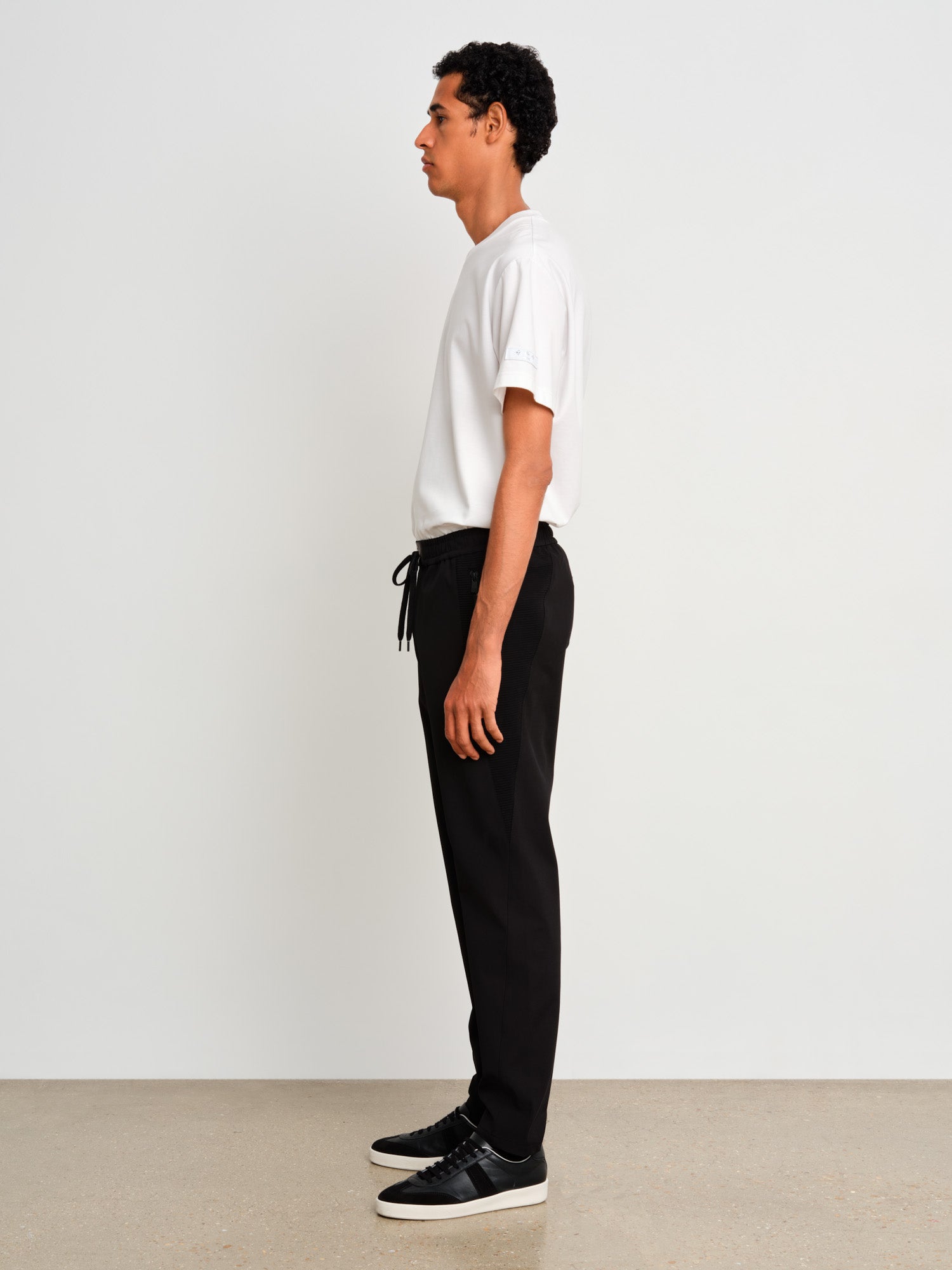 The model is 187 cm tall and is wearing a size 3 in Black.