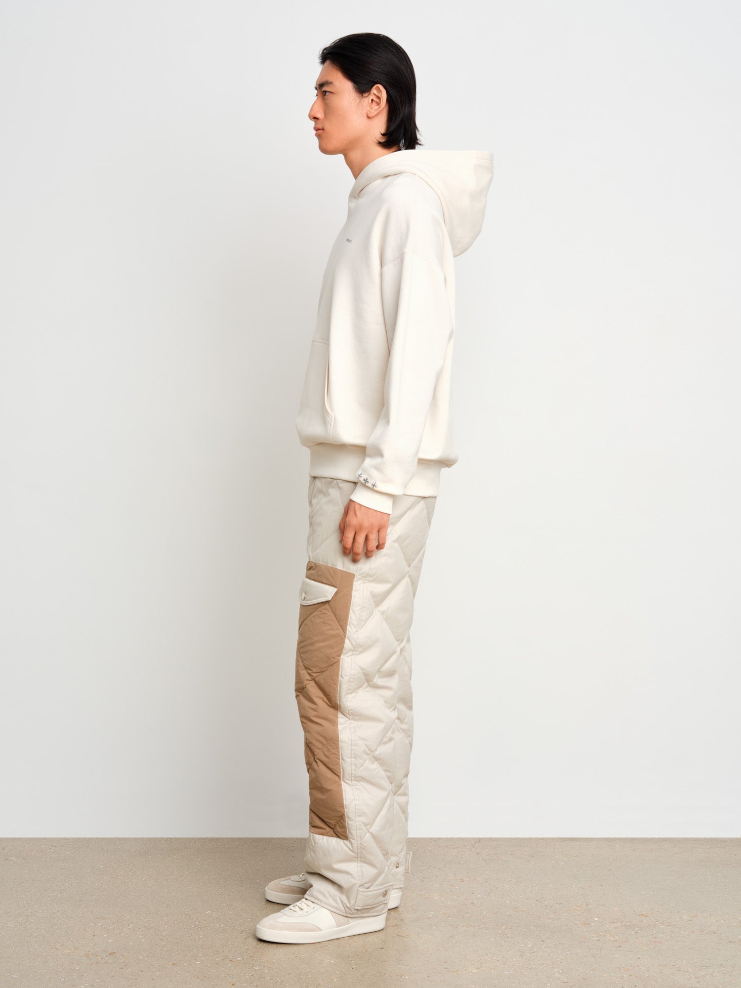 The model is 187 cm tall and is wearing a size 3 in White.