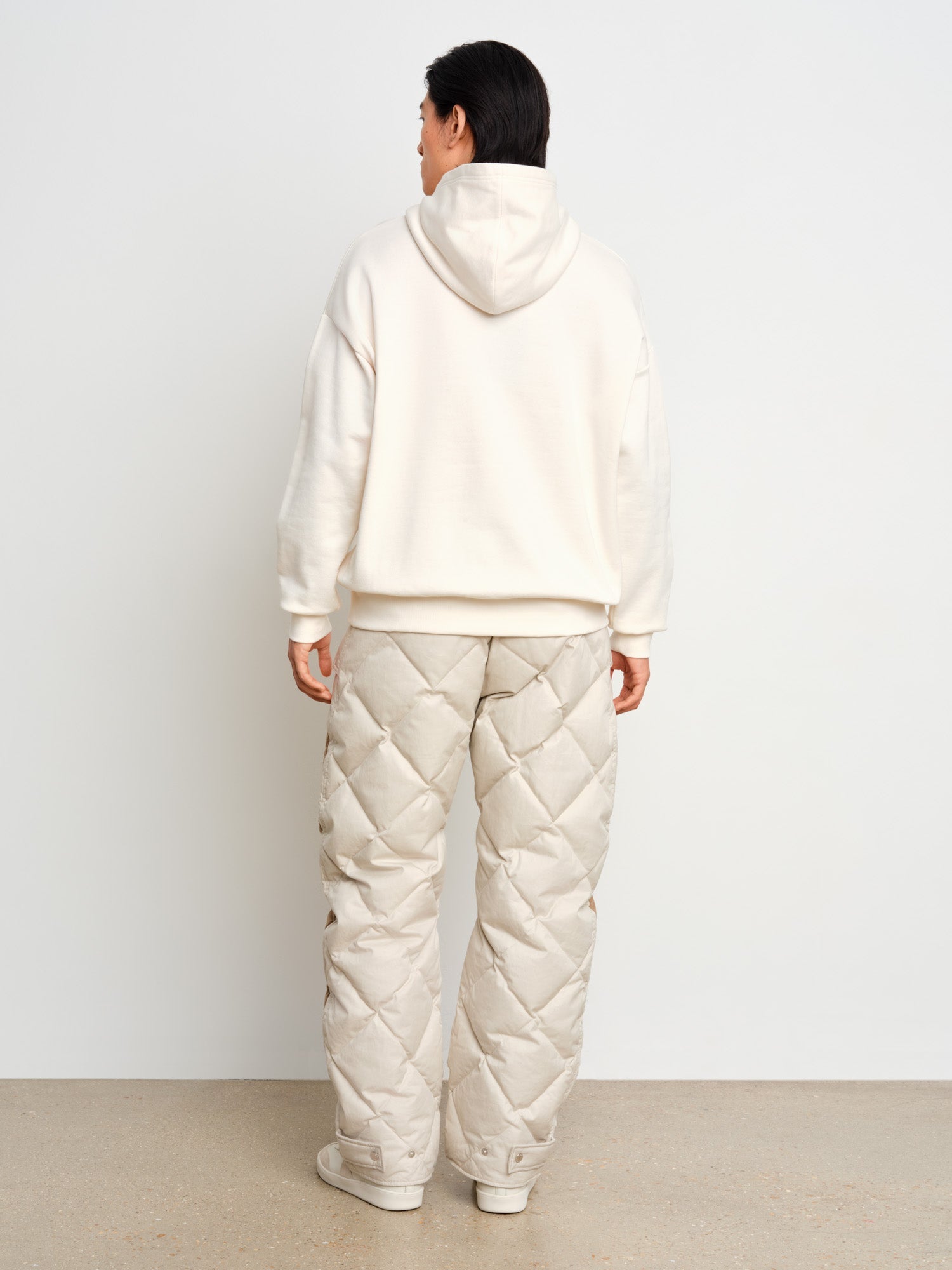 The model is 187 cm tall and is wearing a size 3 in White.