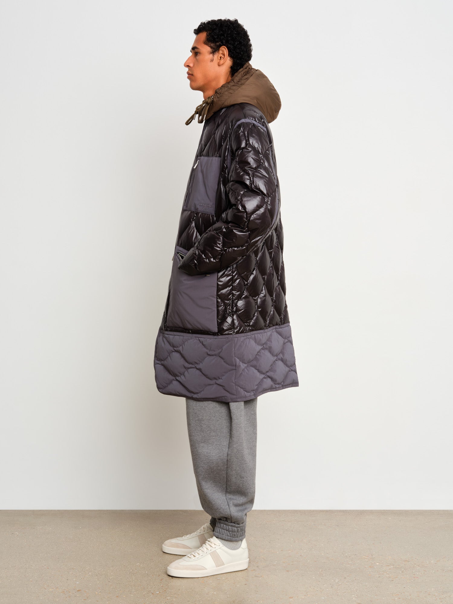 The model is 187 cm tall and is wearing a size 3 in Black.