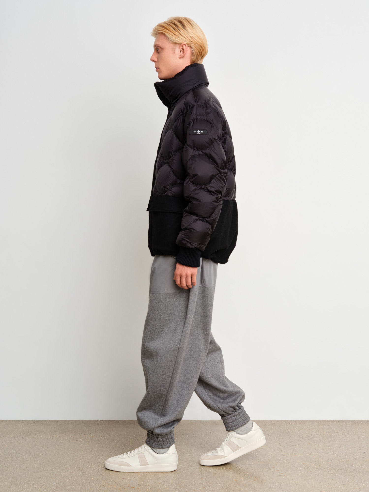 The model is 187 cm tall and is wearing a size 3 in Black.