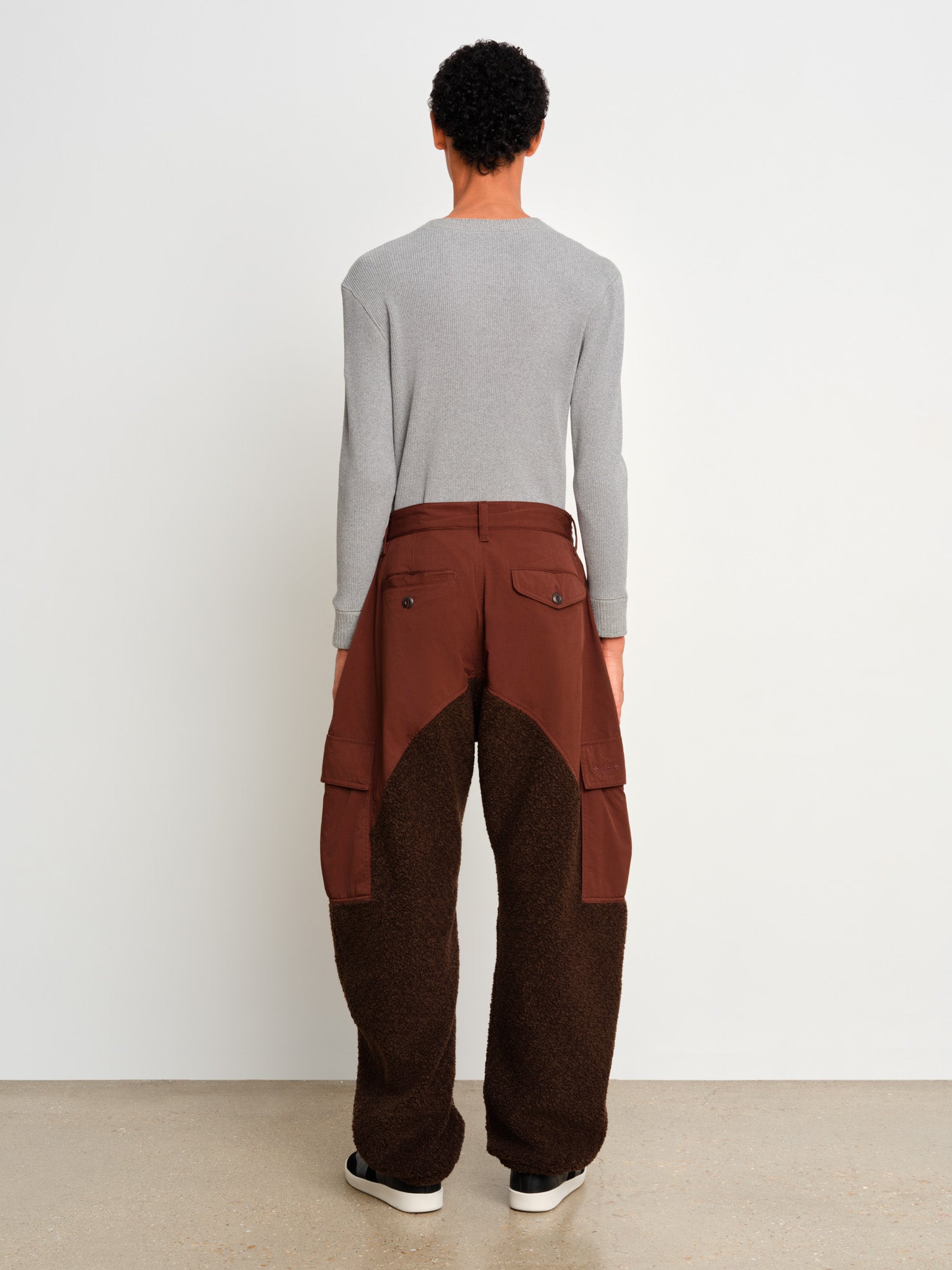 The model is 187 cm tall and is wearing a size 3 in Brown.
