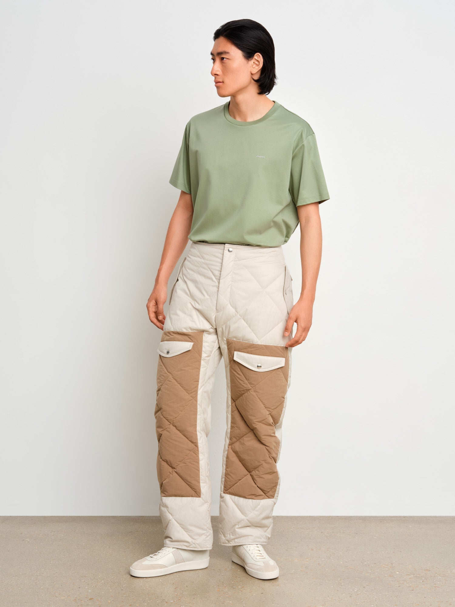 The model is 187 cm tall and is wearing a size 3 in Light Gray.