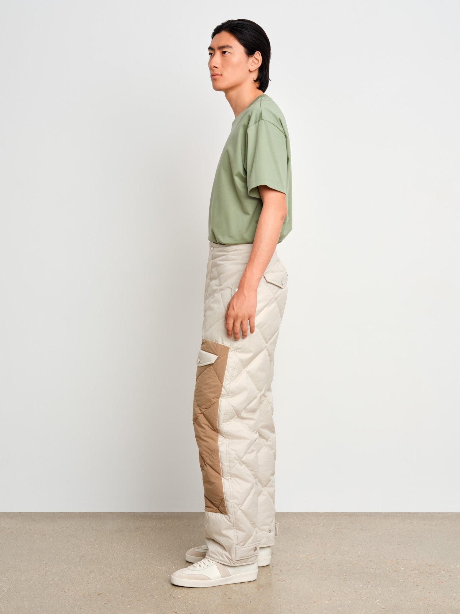 The model is 187 cm tall and is wearing a size 3 in Light Gray.