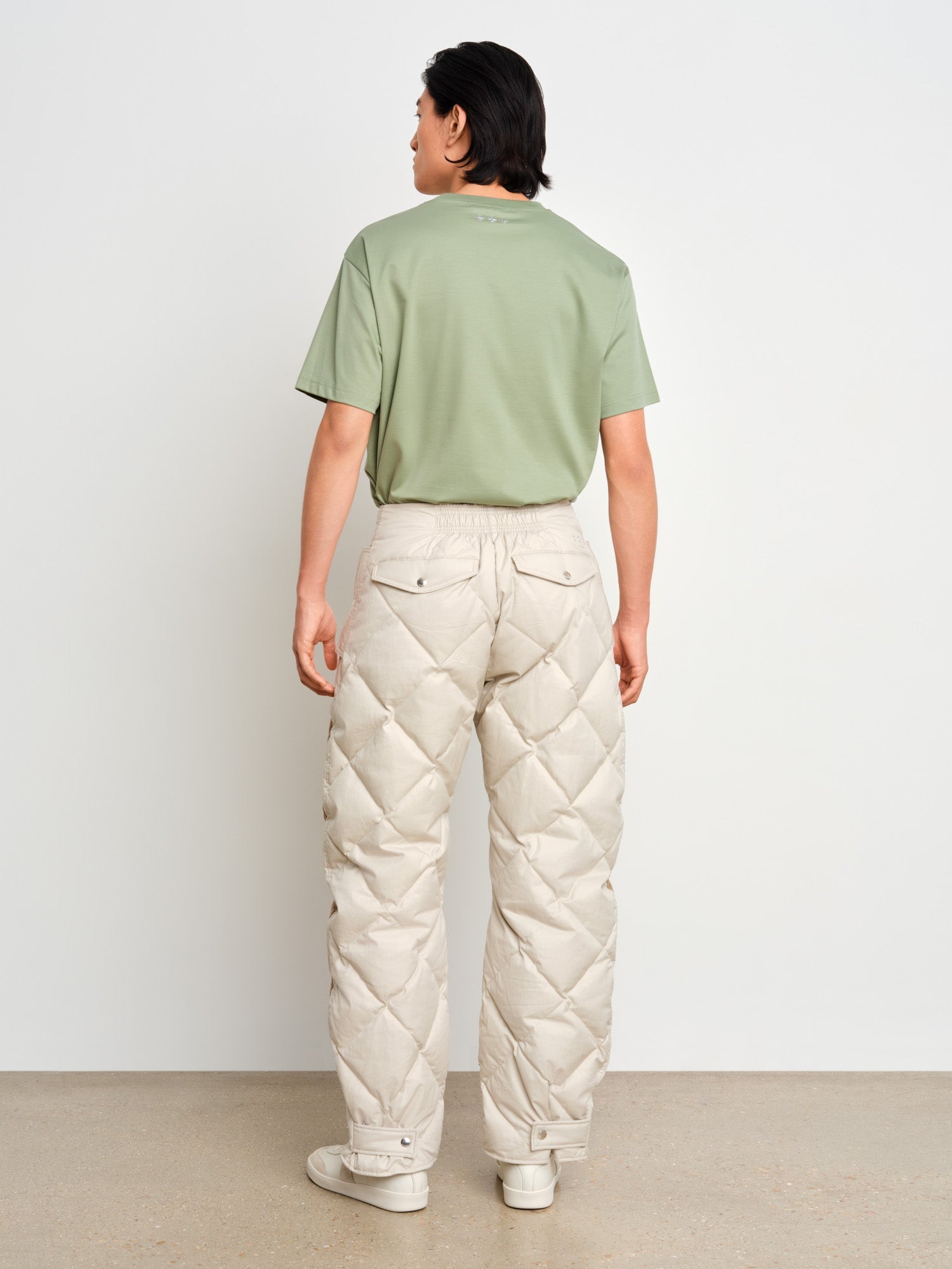 The model is 187 cm tall and is wearing a size 3 in Light Gray.