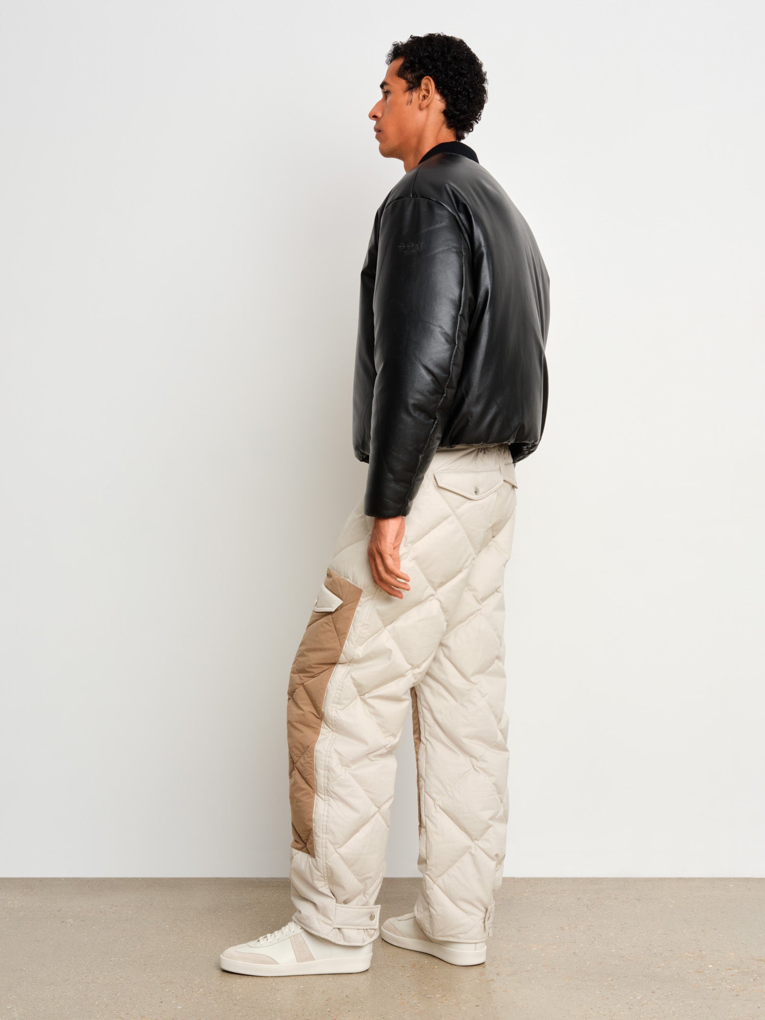 The model is 187 cm tall and is wearing a size 3 in Black.