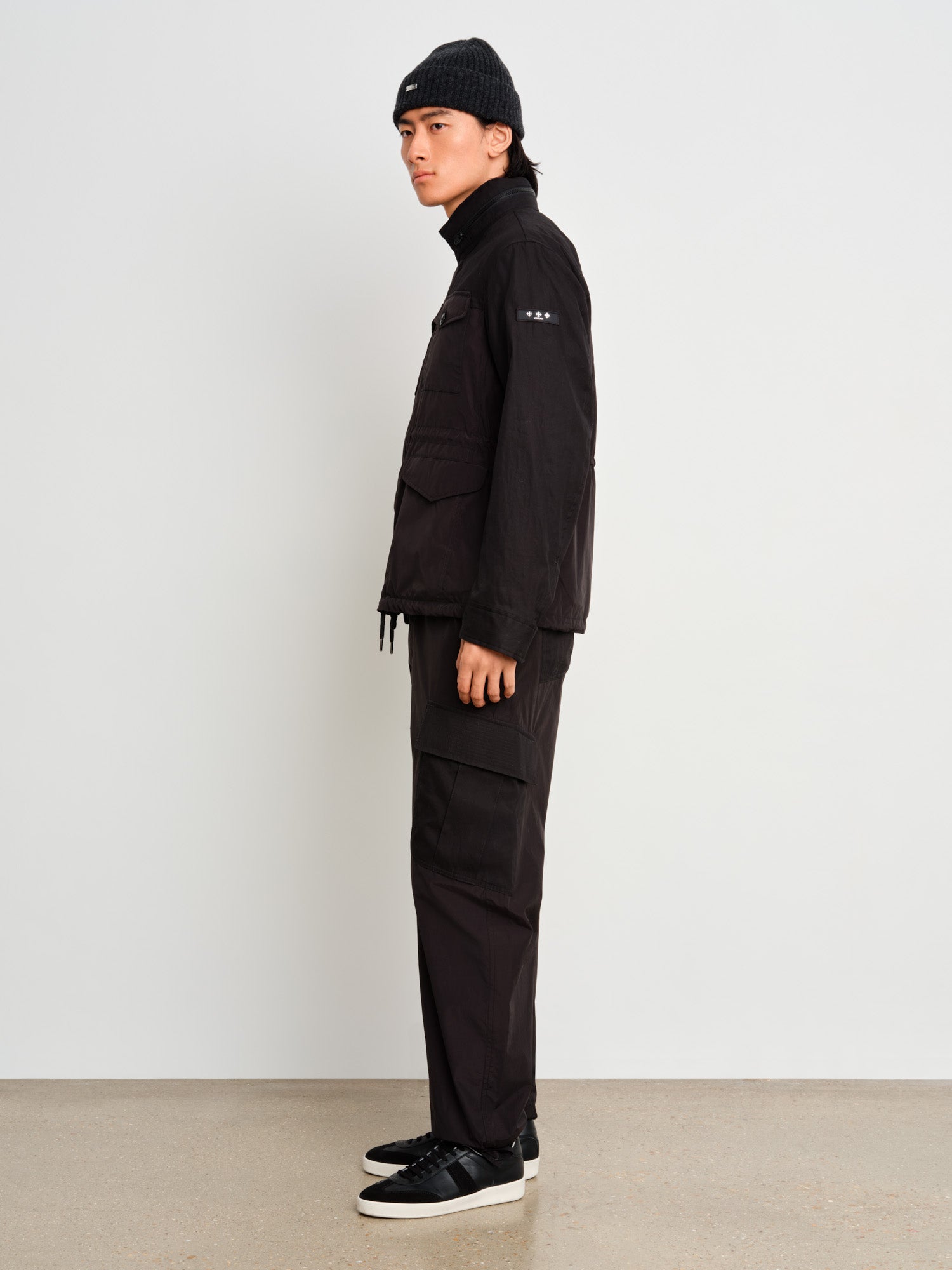 The model is 187 cm tall and is wearing a size 3 in Black.