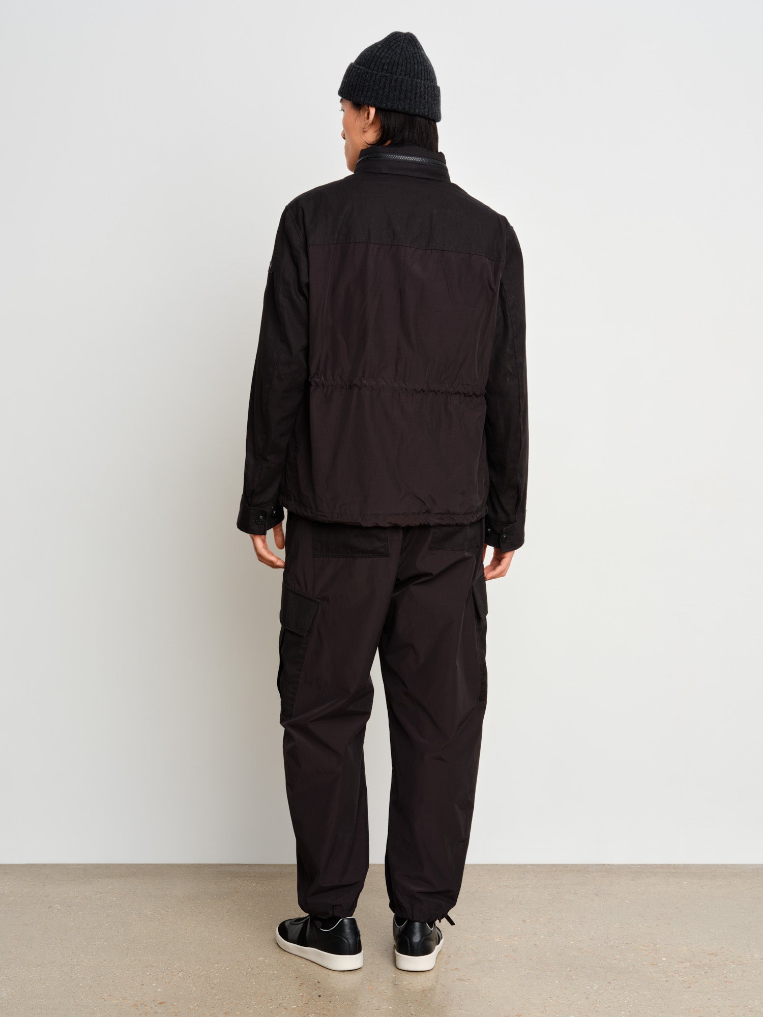 The model is 187 cm tall and is wearing a size 3 in Black.