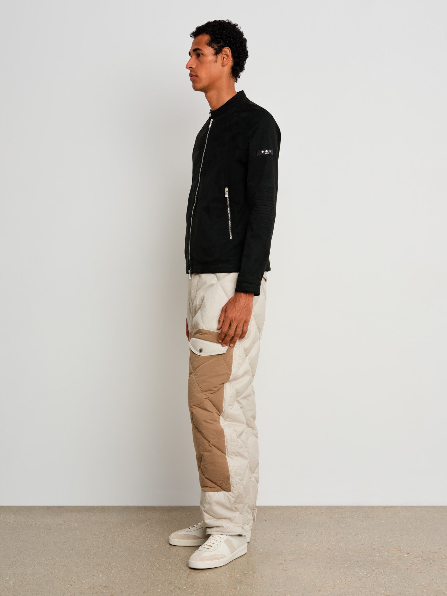 The model is 187 cm tall and is wearing a size 3 in Black.