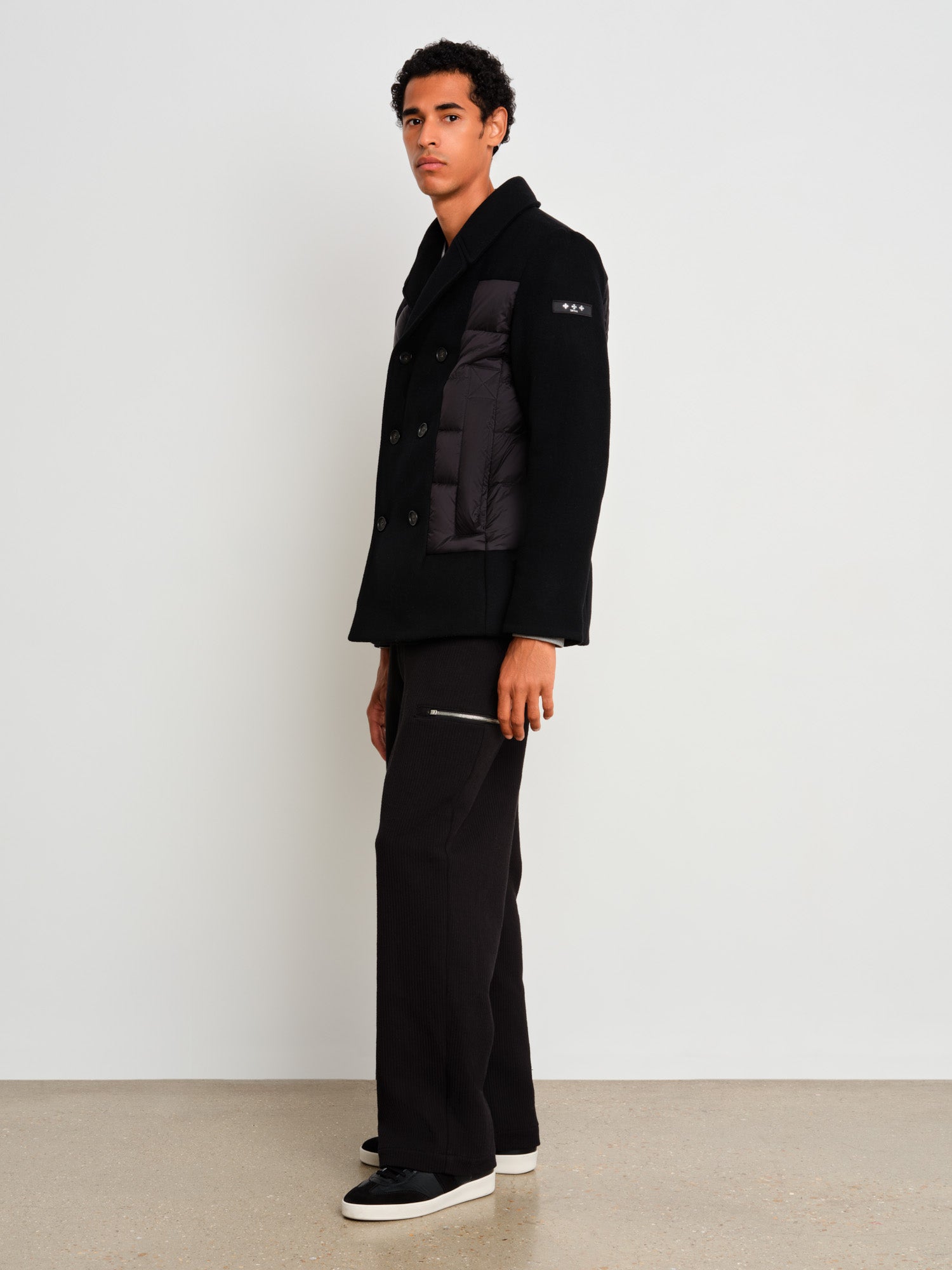 The model is 187 cm tall and is wearing a size 3 in Black.