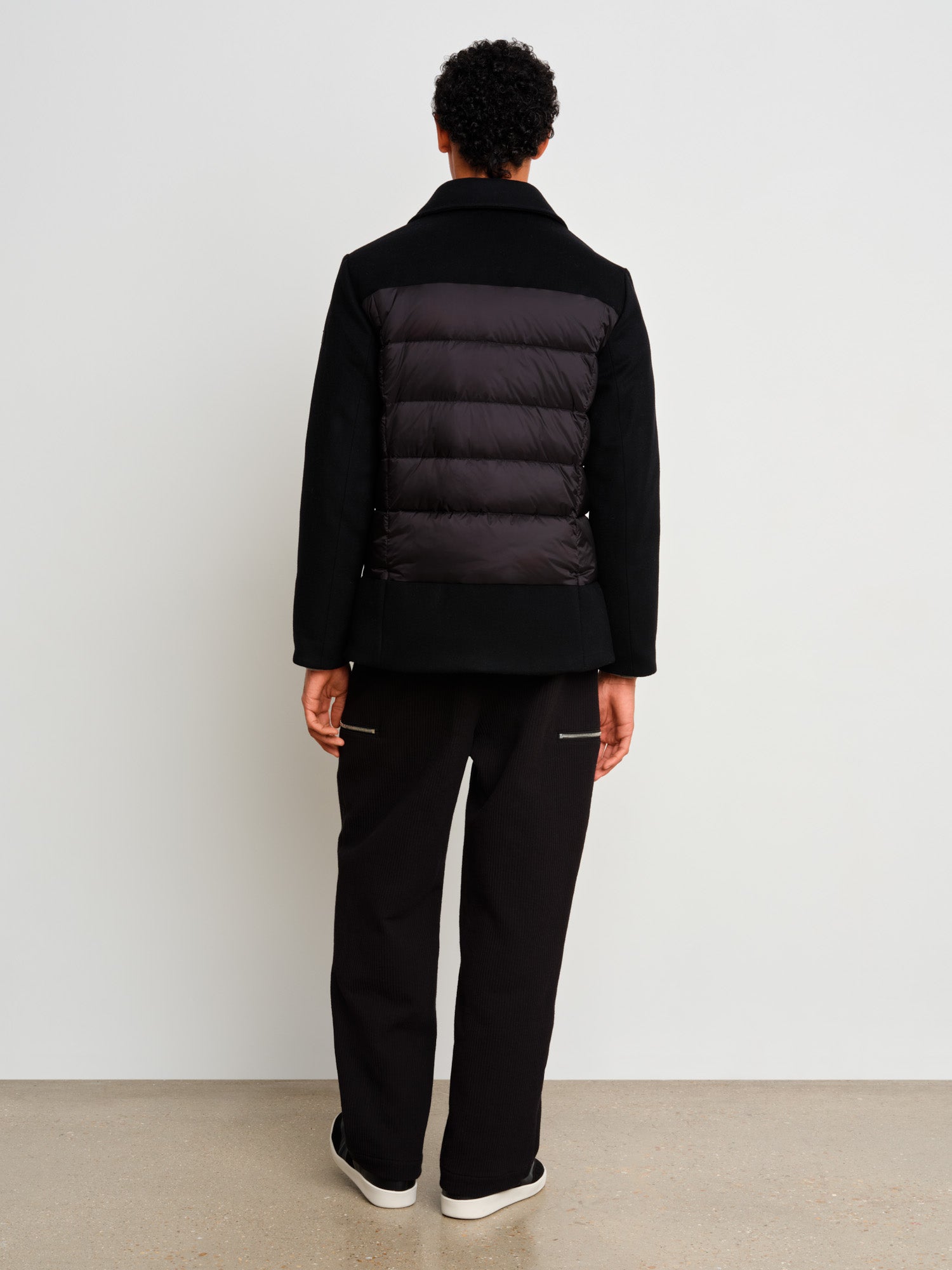 The model is 187 cm tall and is wearing a size 3 in Black.