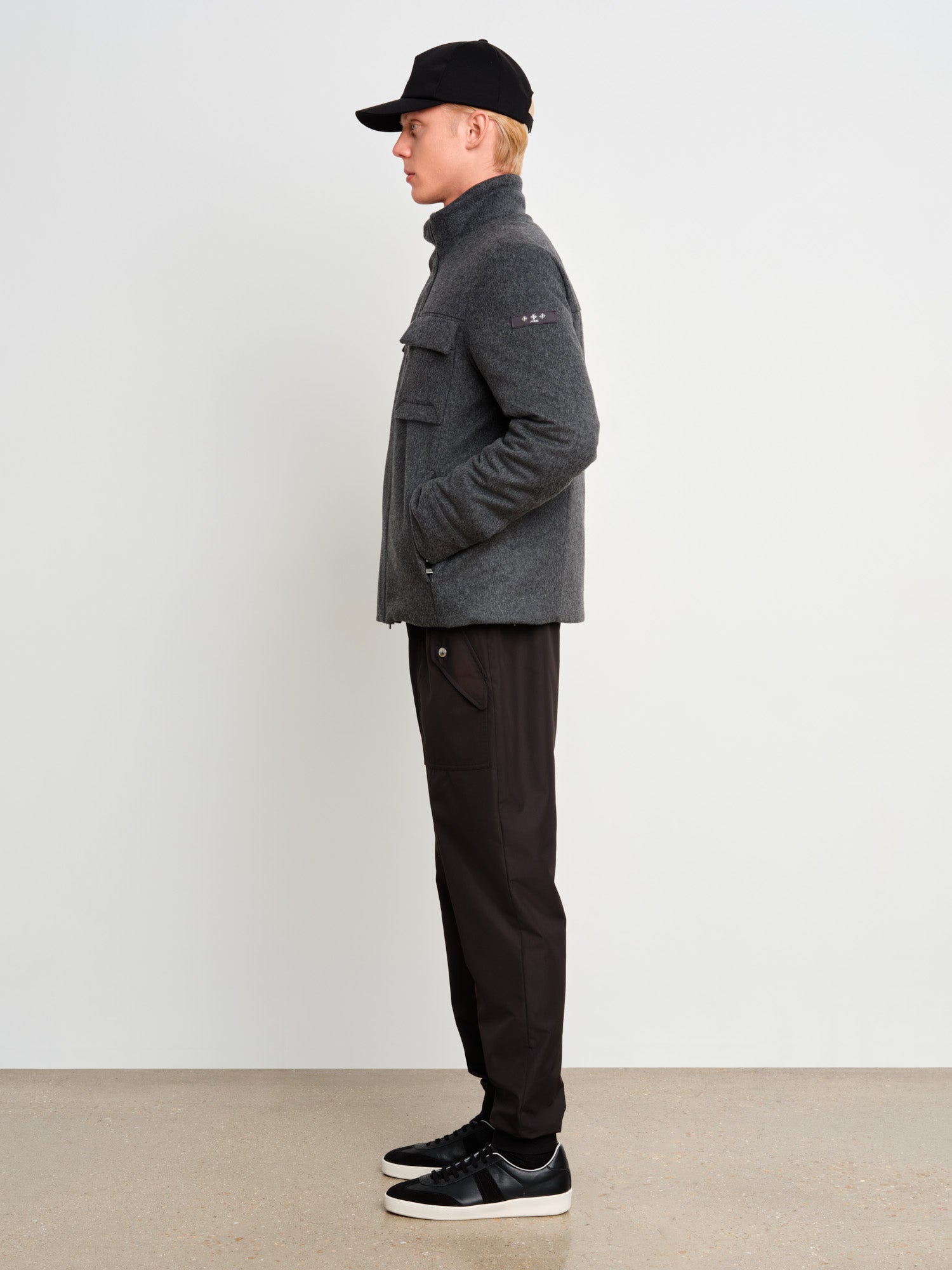 The model is 187 cm tall and is wearing a size 3 in Gray.