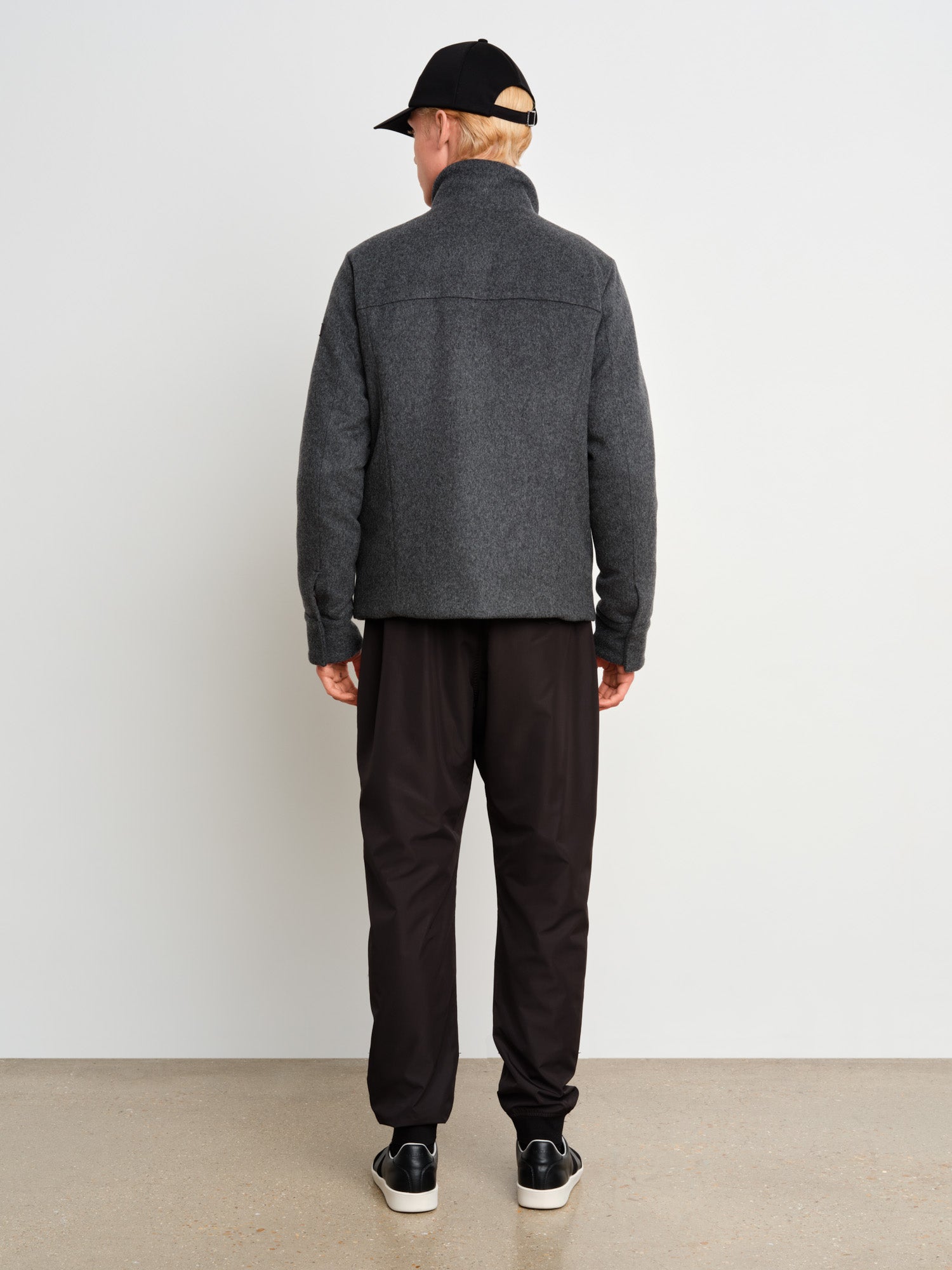 The model is 187 cm tall and is wearing a size 3 in Gray.