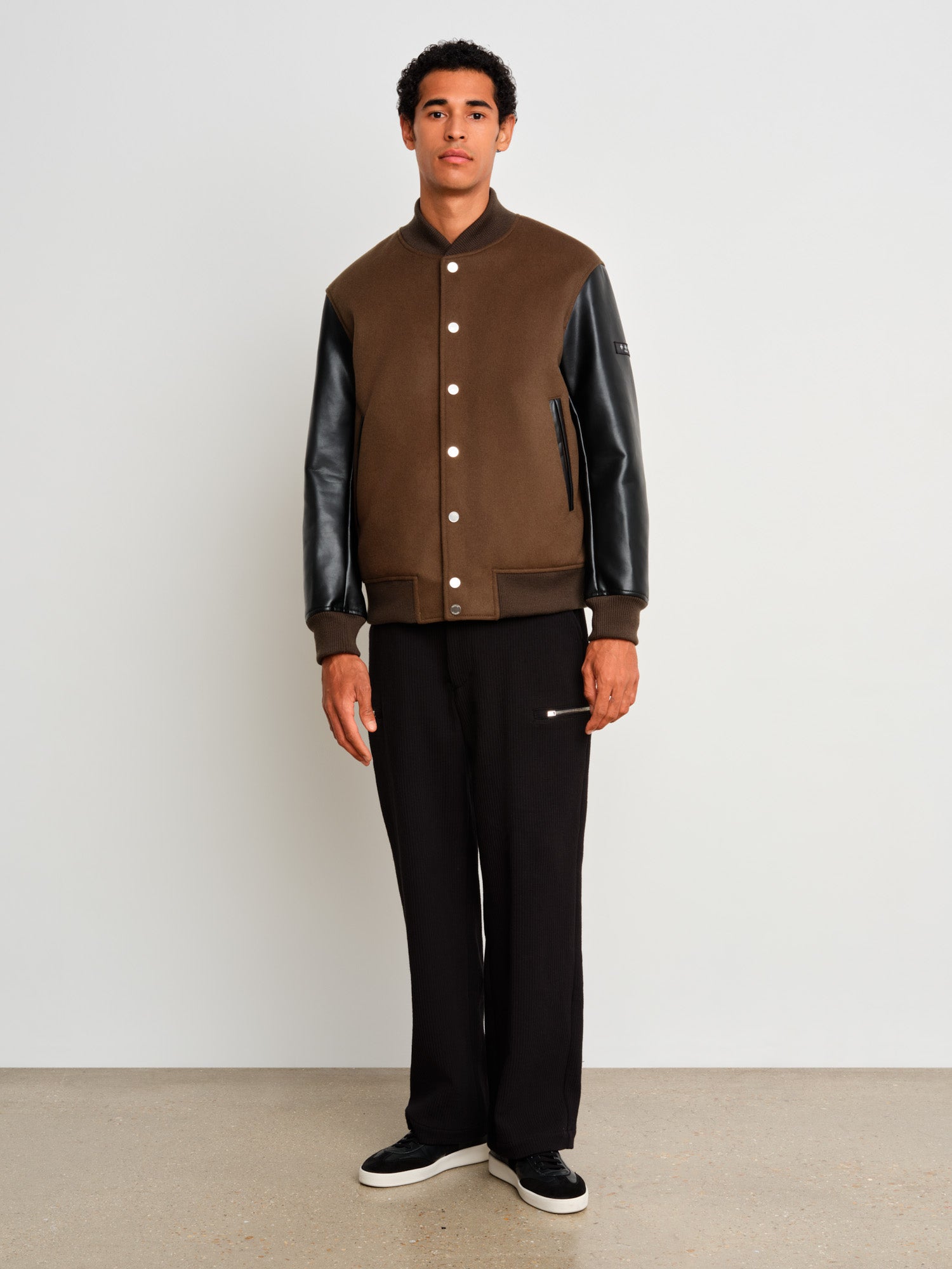 The model is 187 cm tall and is wearing a size 3 in Khaki.