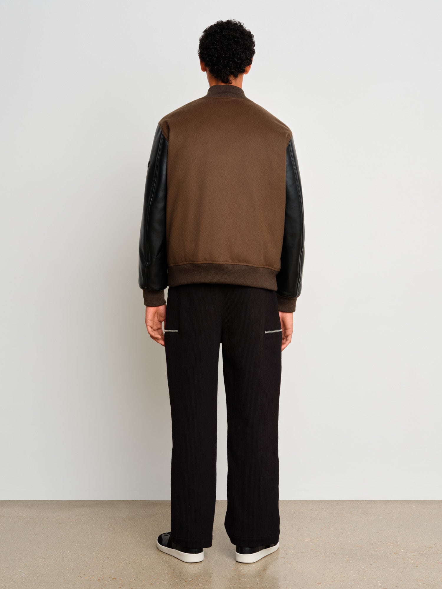 The model is 187 cm tall and is wearing a size 3 in Khaki.