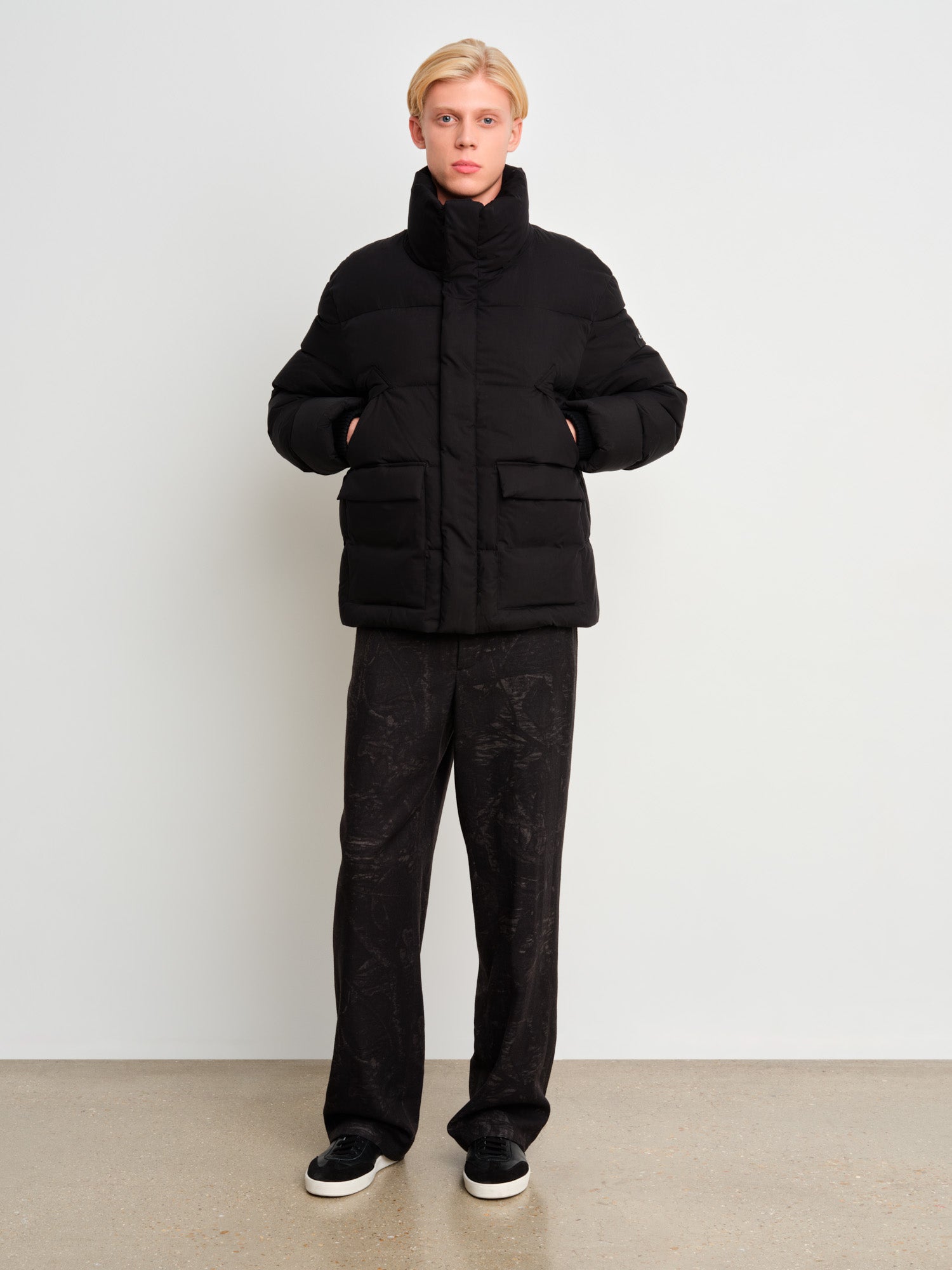 The model is 187 cm tall and is wearing a size 3 in Black.