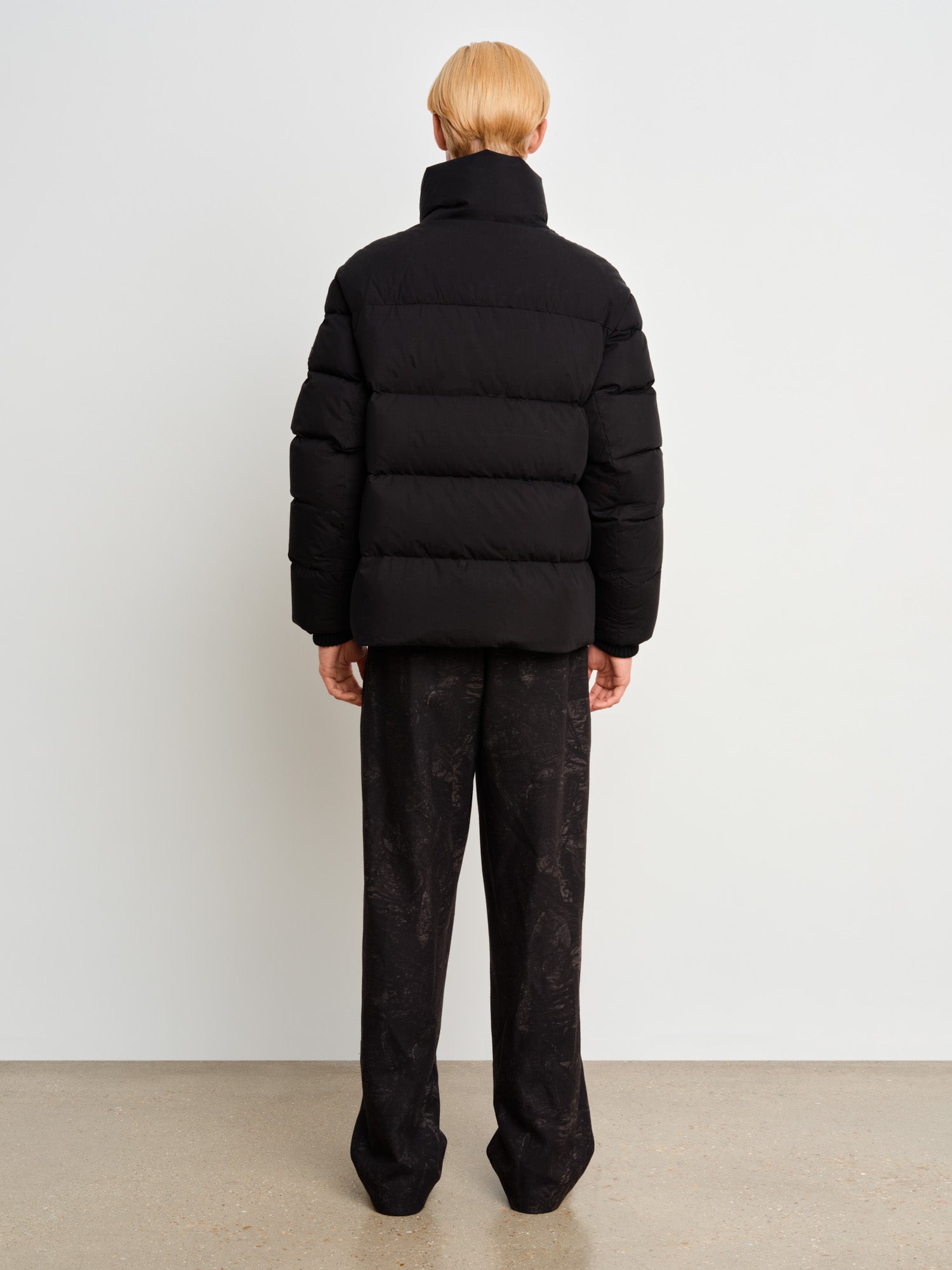 The model is 187 cm tall and is wearing a size 3 in Black.