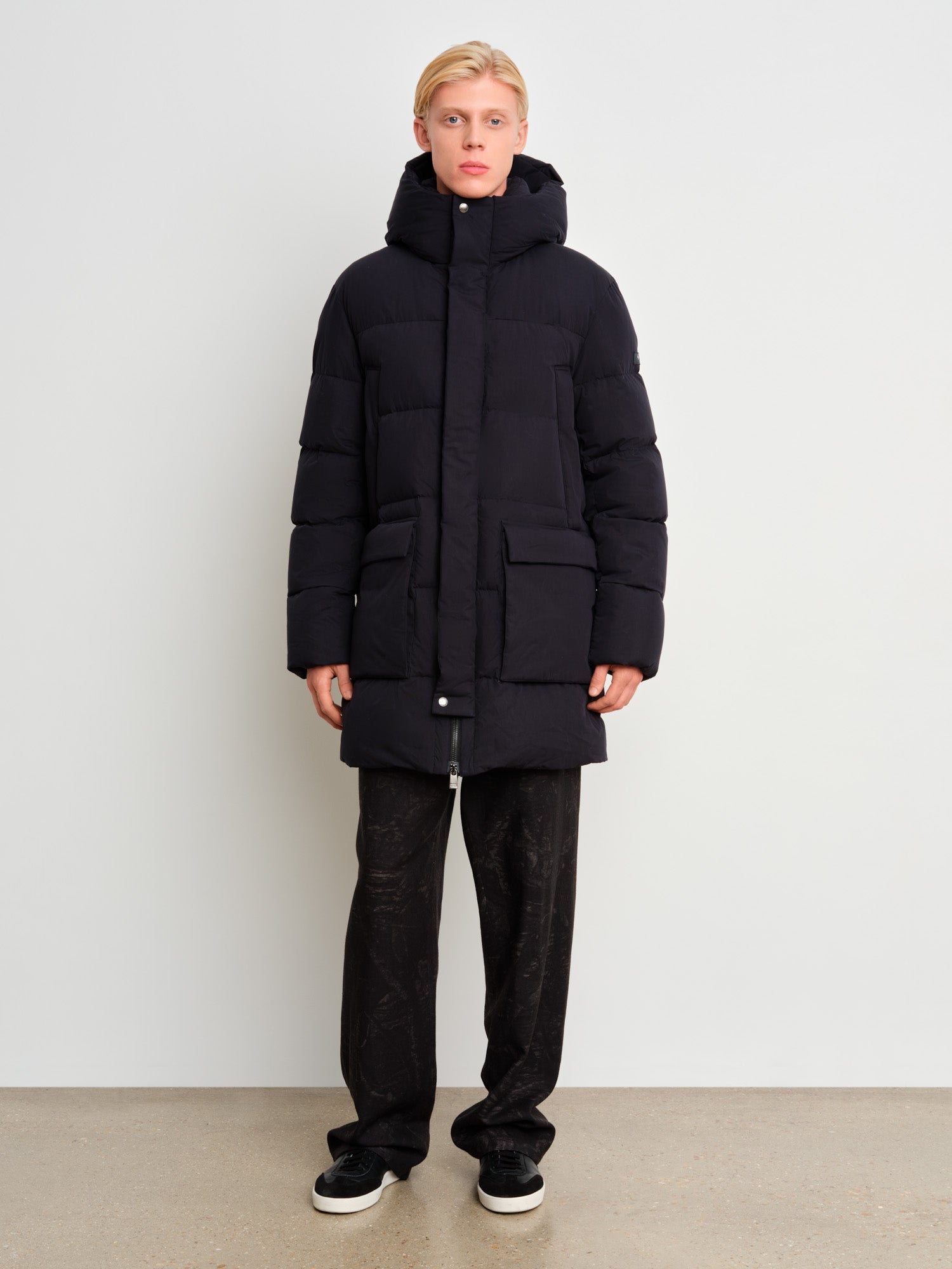 The model is 187 cm tall and is wearing a size 3 in Navy.